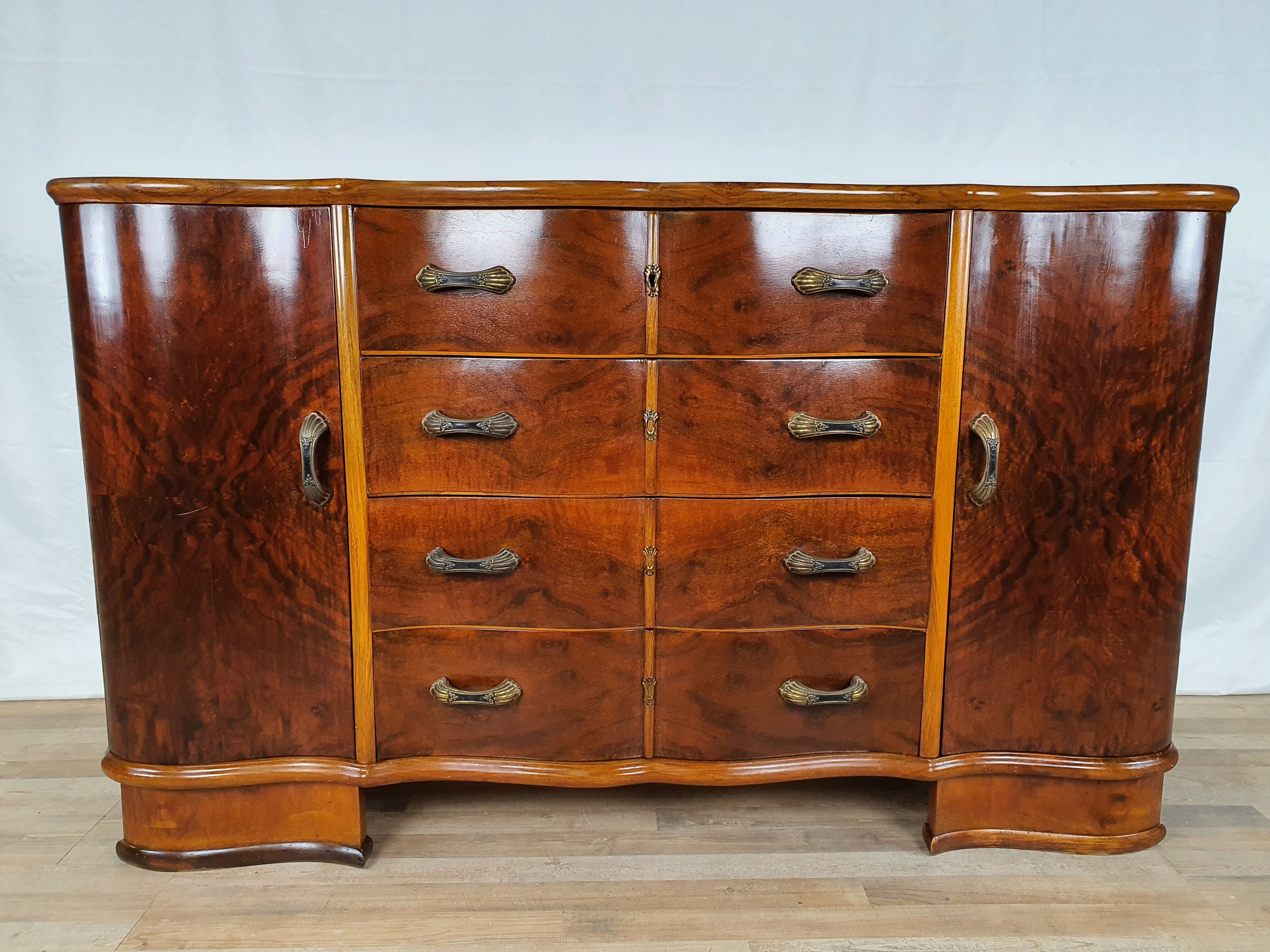 Art Decò Sideboard in Walnut