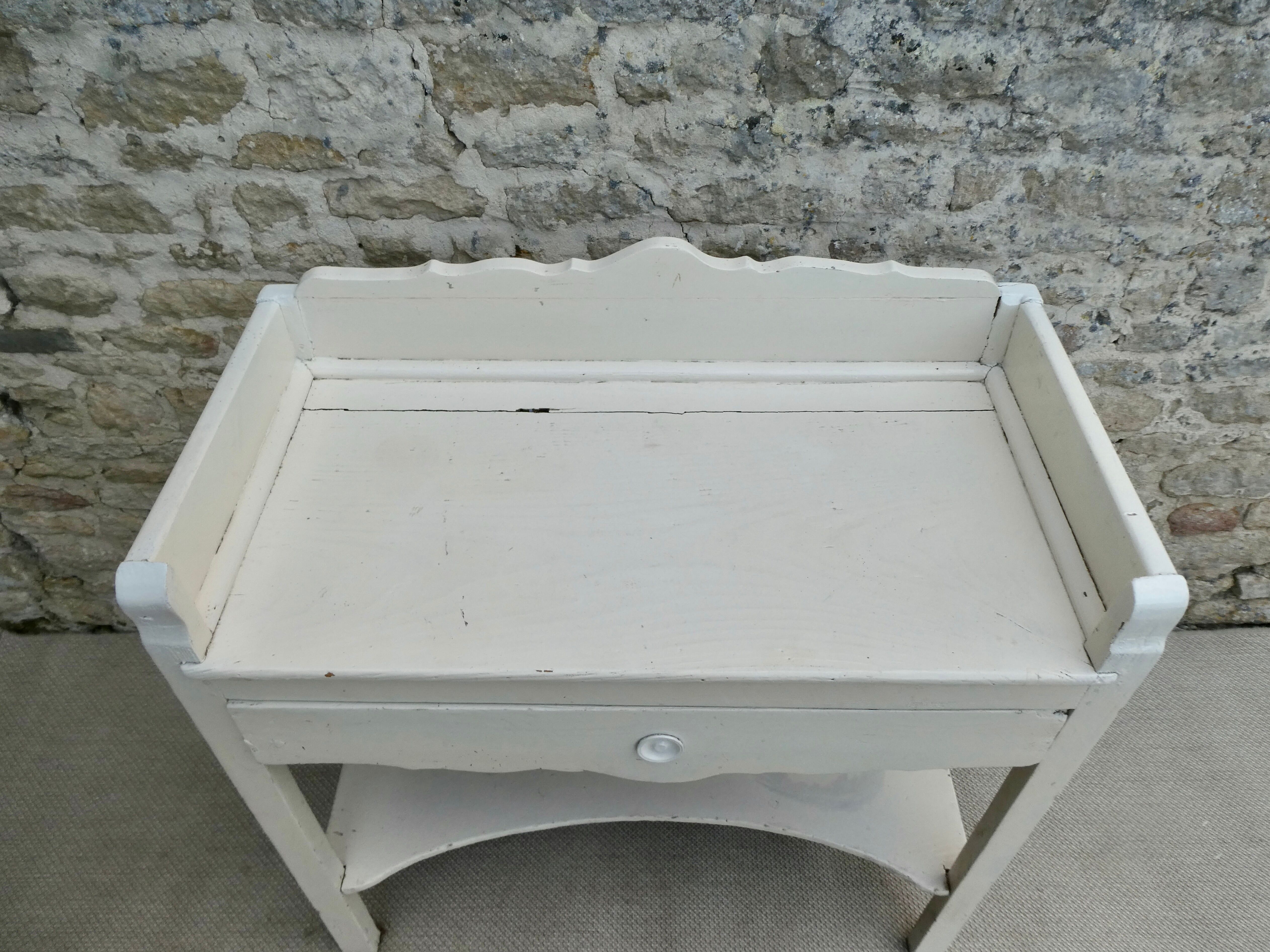Bathroom furniture in white patina wood
