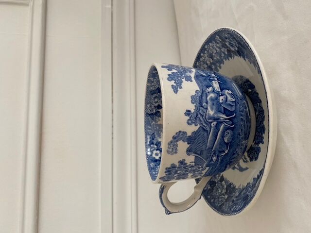 Tasse et soucoupe en porcelaine anglaise