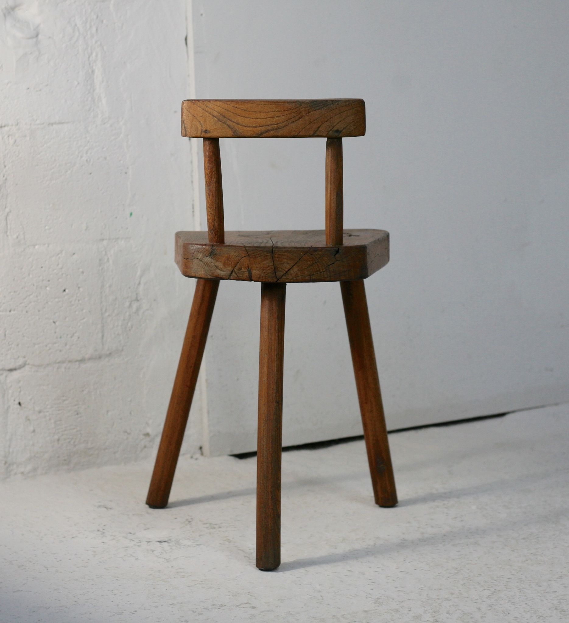 Paire de tabourets tripodes à dossier brutalistes, France, circa 1960