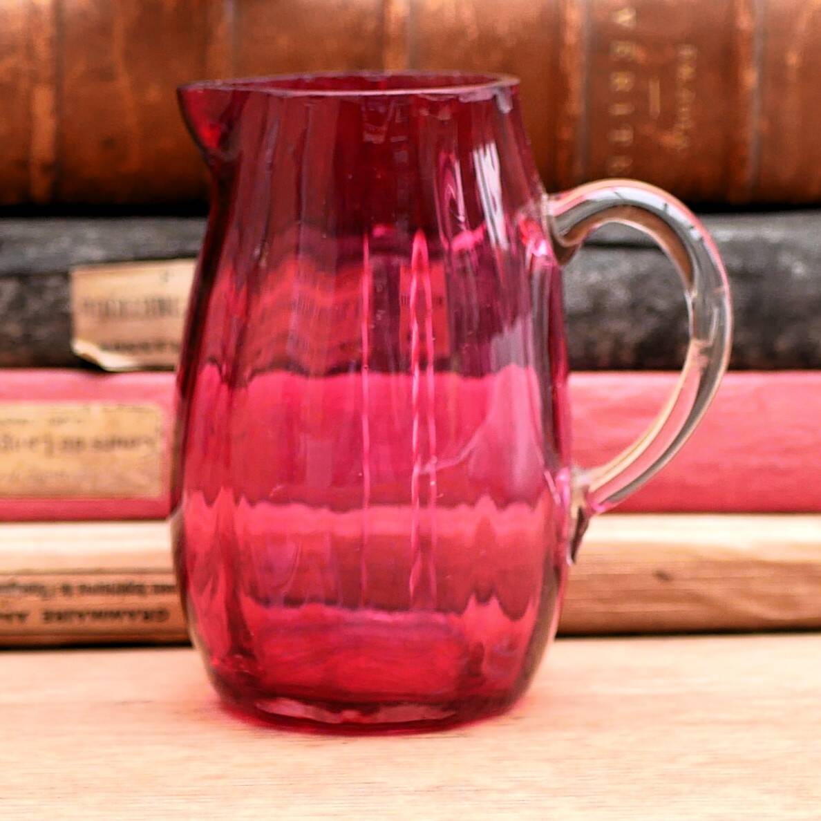 Pot à lait anglais en verre Cranberry de style victorien