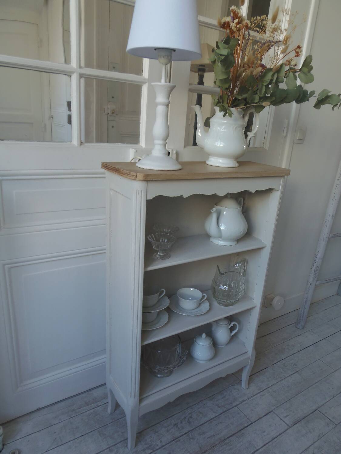 Small bookcase, 2 adjustable pearl gray patinated shelves, wooden top