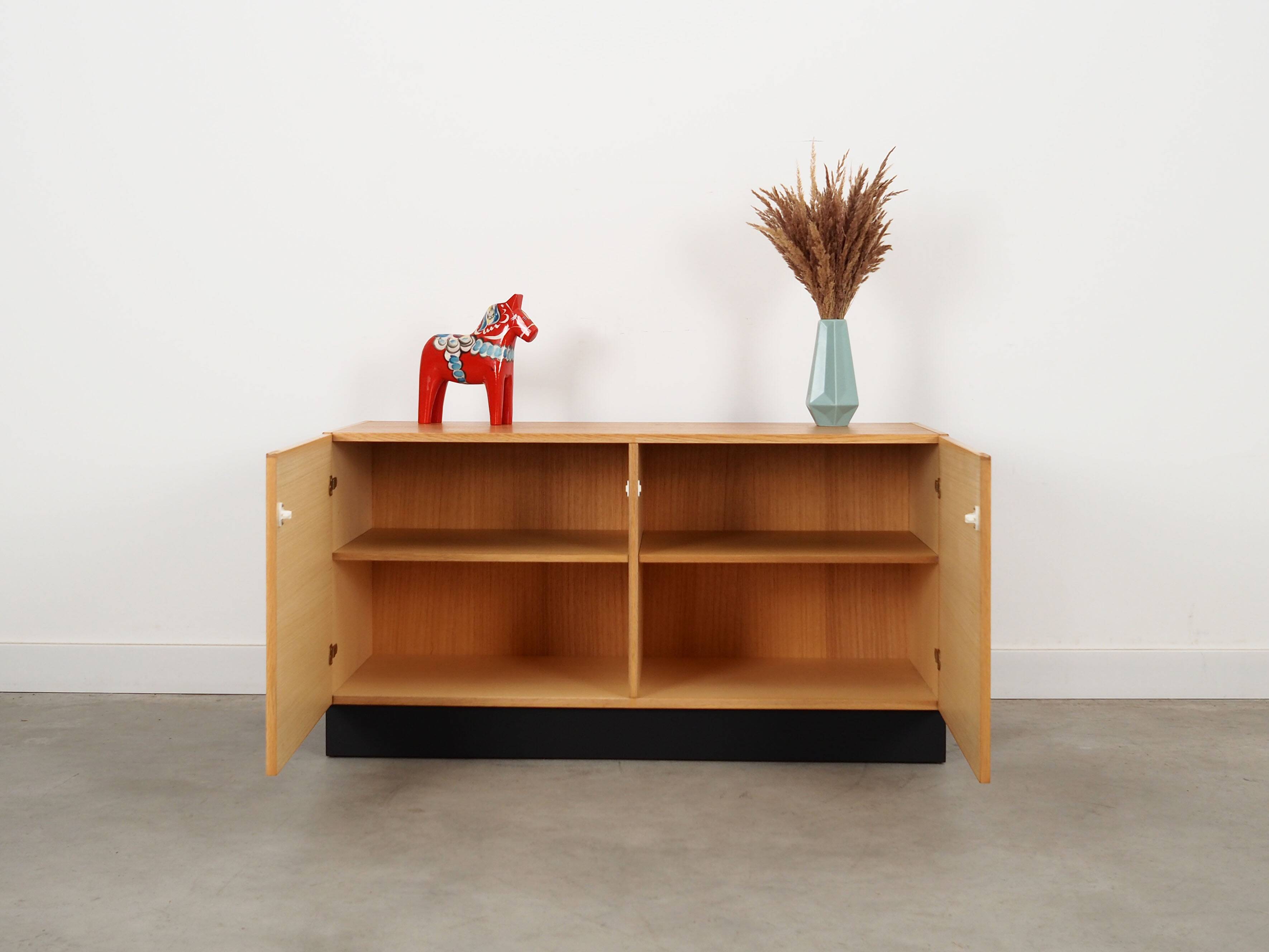 Buffet en frêne, design danois, années 1970, production : Danemark