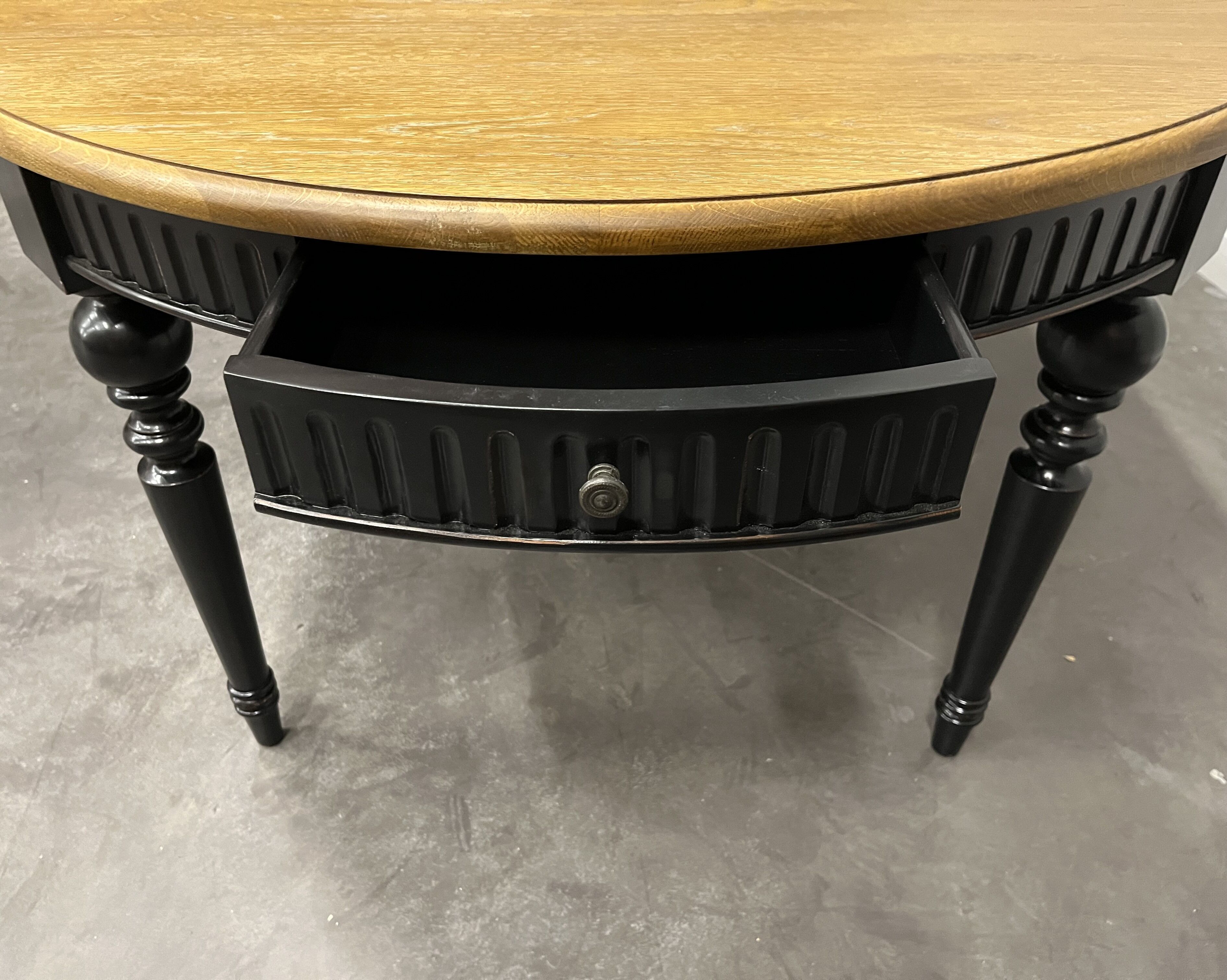 Elegant extendable oak table and black legs, 6/16 covers