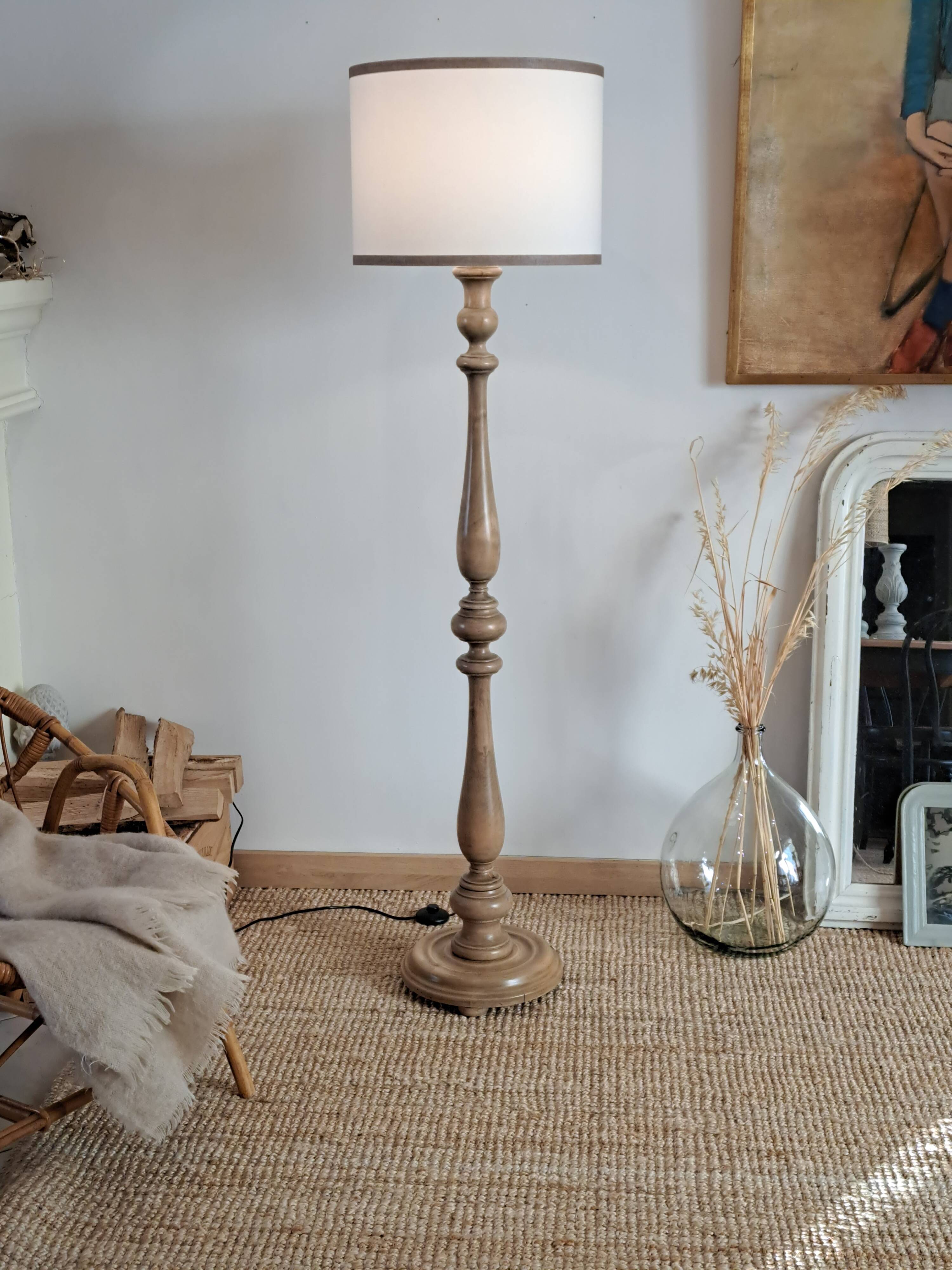 Vintage floor lamp in turned wood with an aged effect.