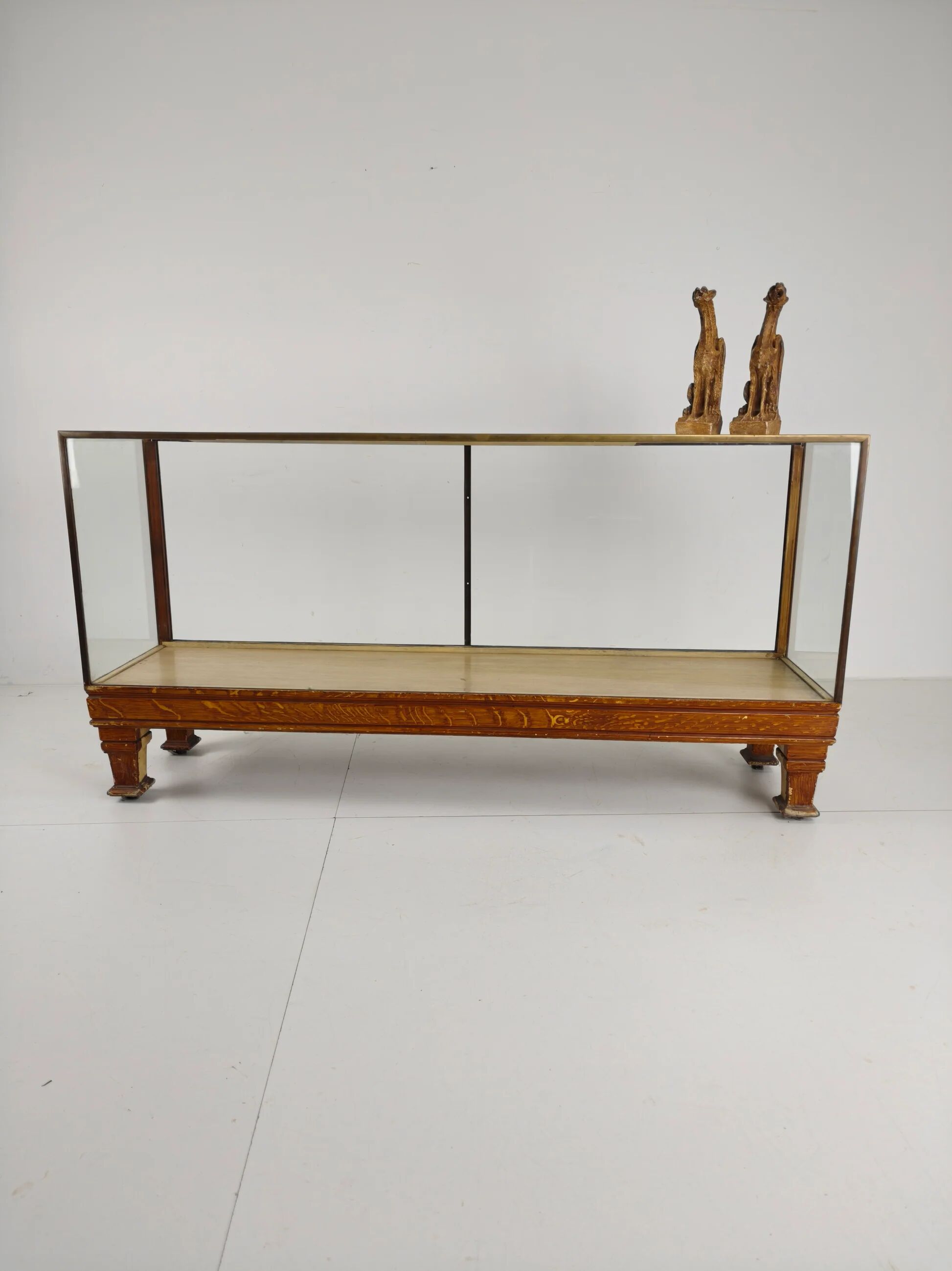 Comptoir de magasin ancien en laiton anglais – modèle étroit avec mesures en yards