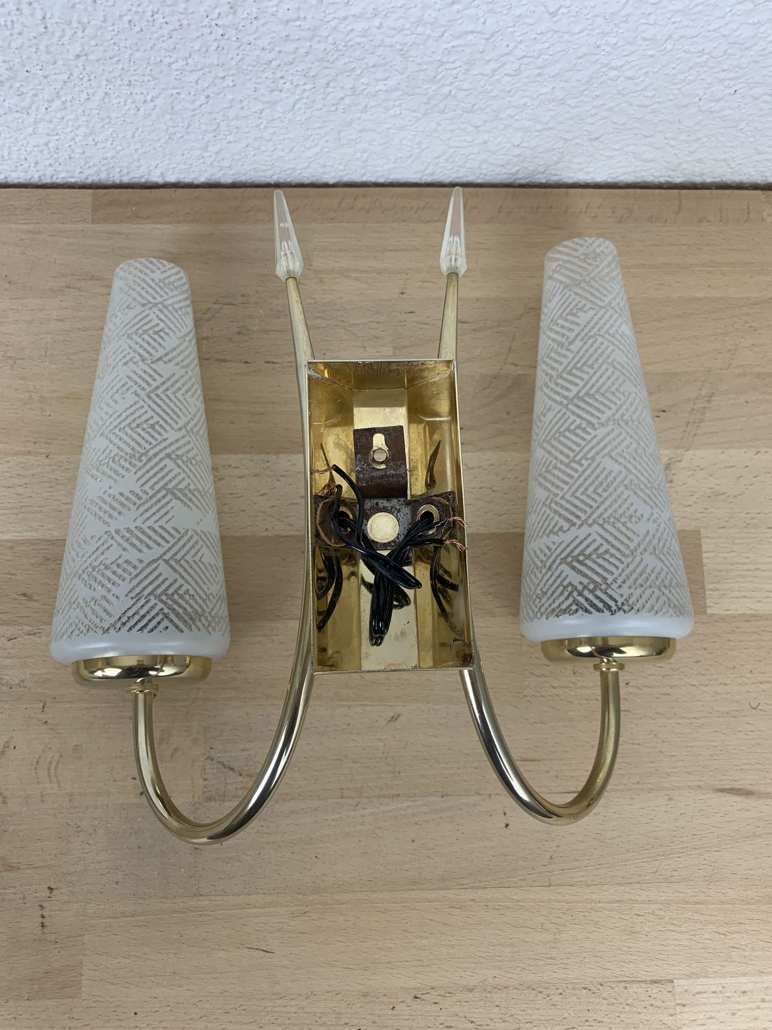 Paire d'appliques laiton et opaline années 50