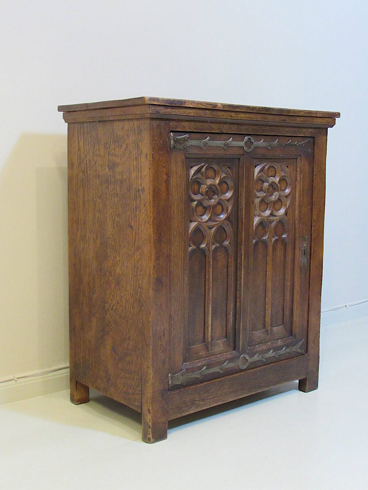 Antiqie Gothic carved oak cabinet, 1860