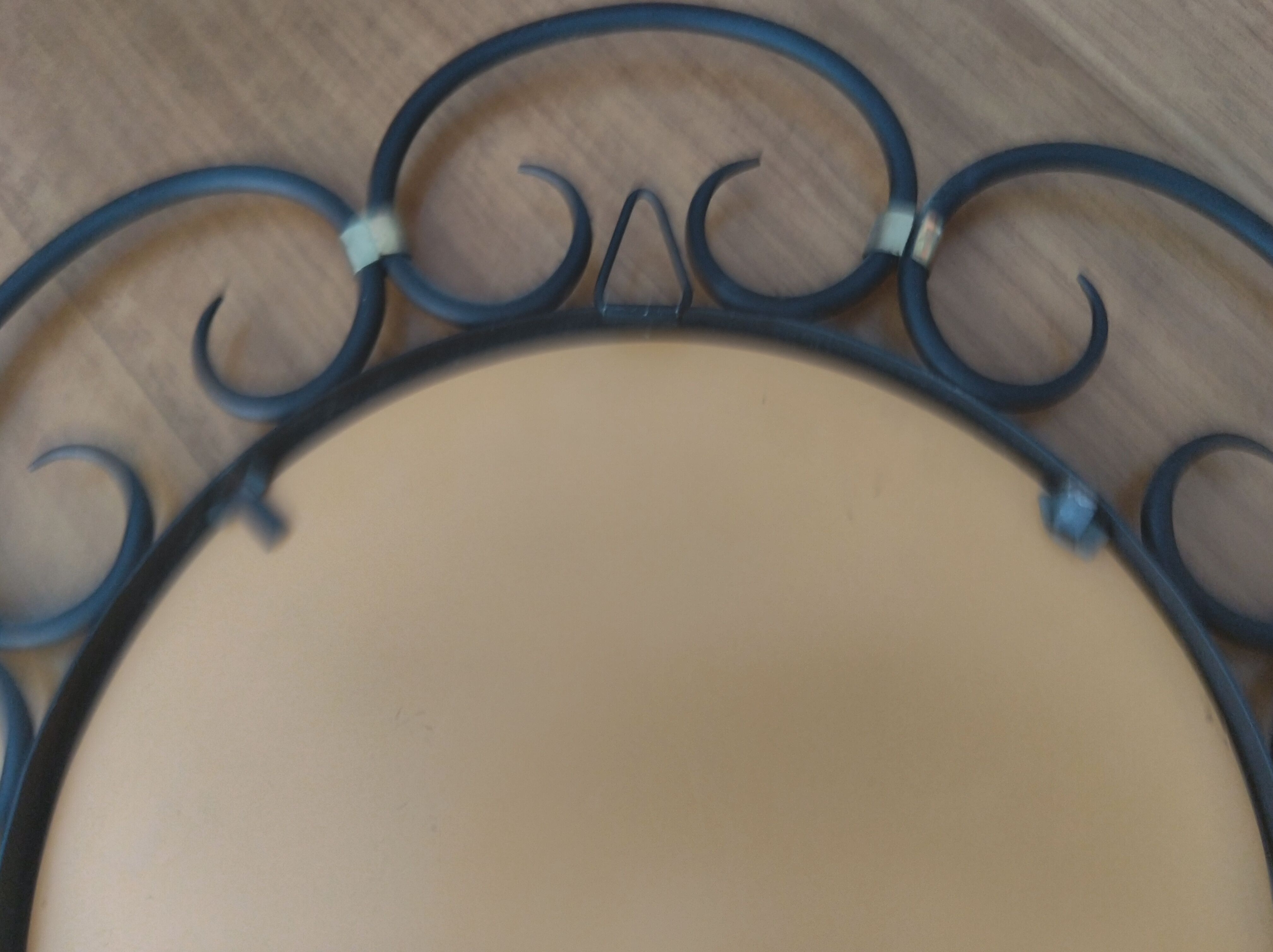 Miroir en fer forgé et bagues métal doré vers 1950 - 39cm