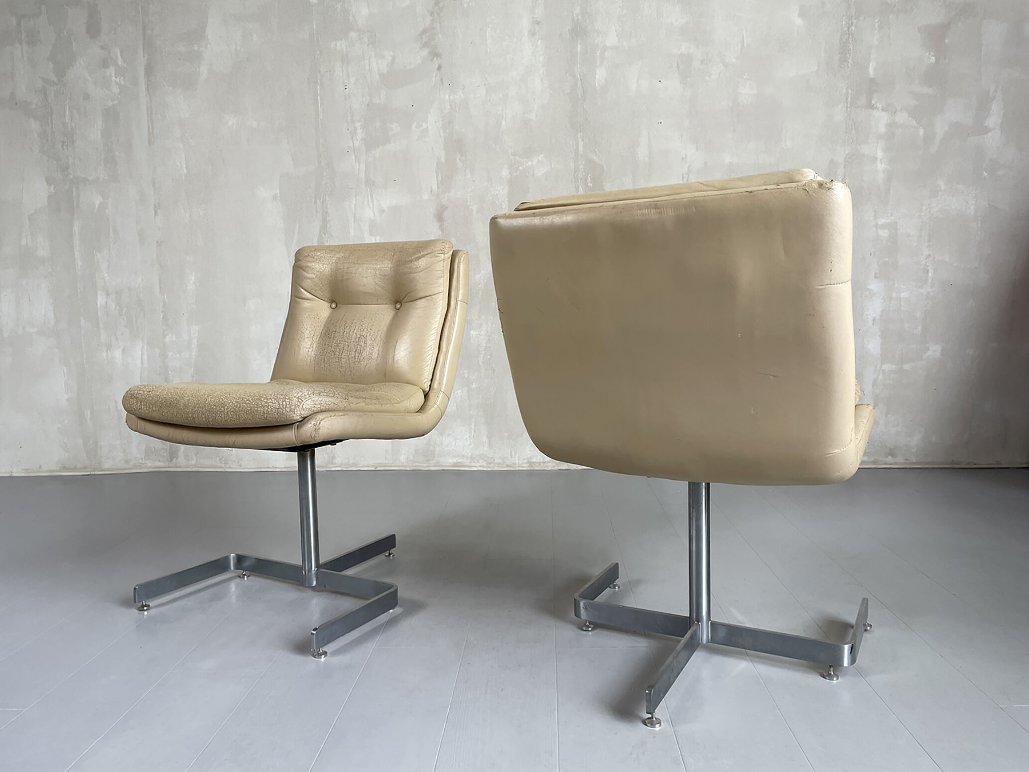 Raphaël, paire de chauffeuses en cuir et inox, france 1970