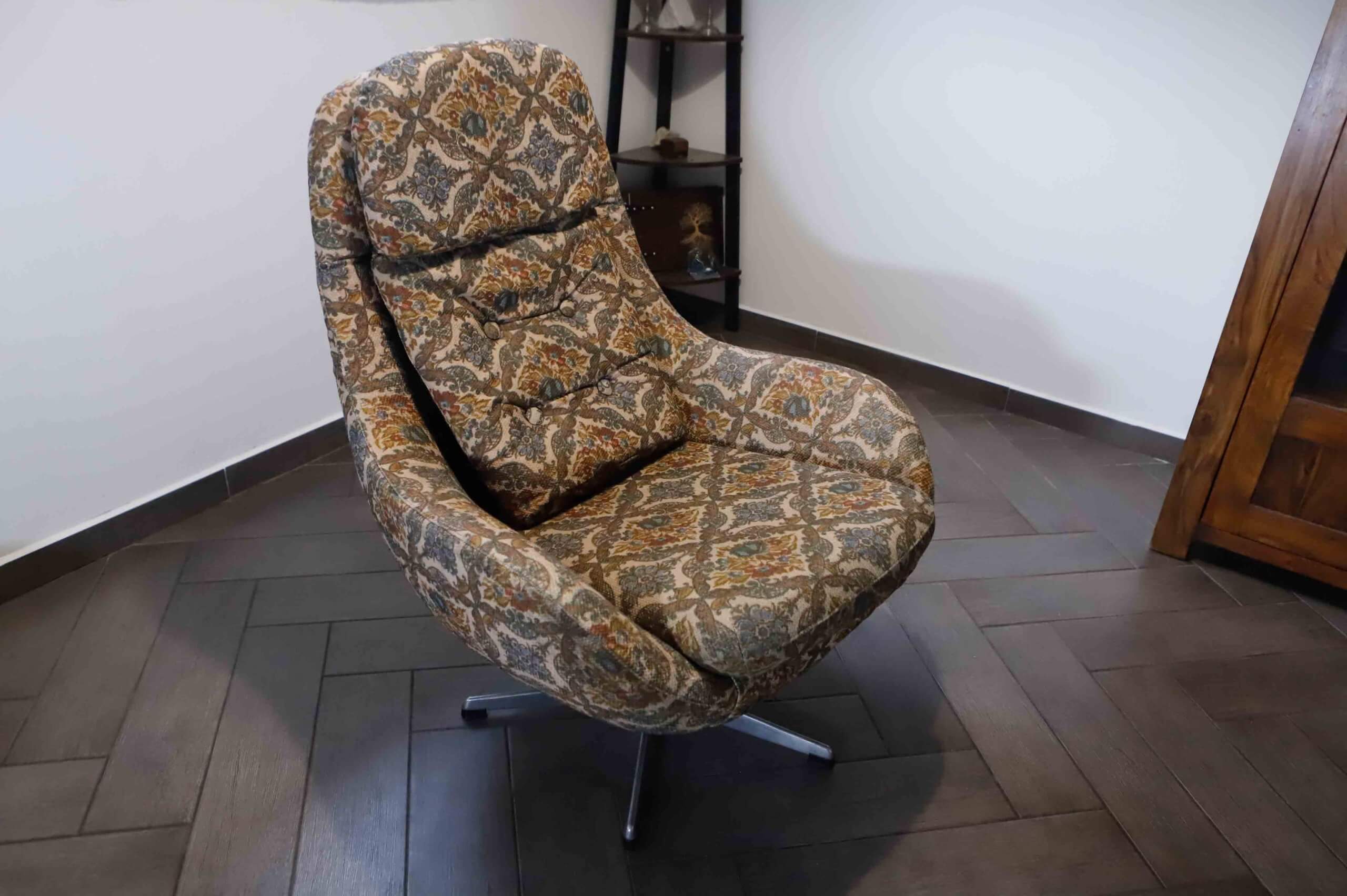Set of 2 vintage high-back swivel armchairs with abstract upholstery