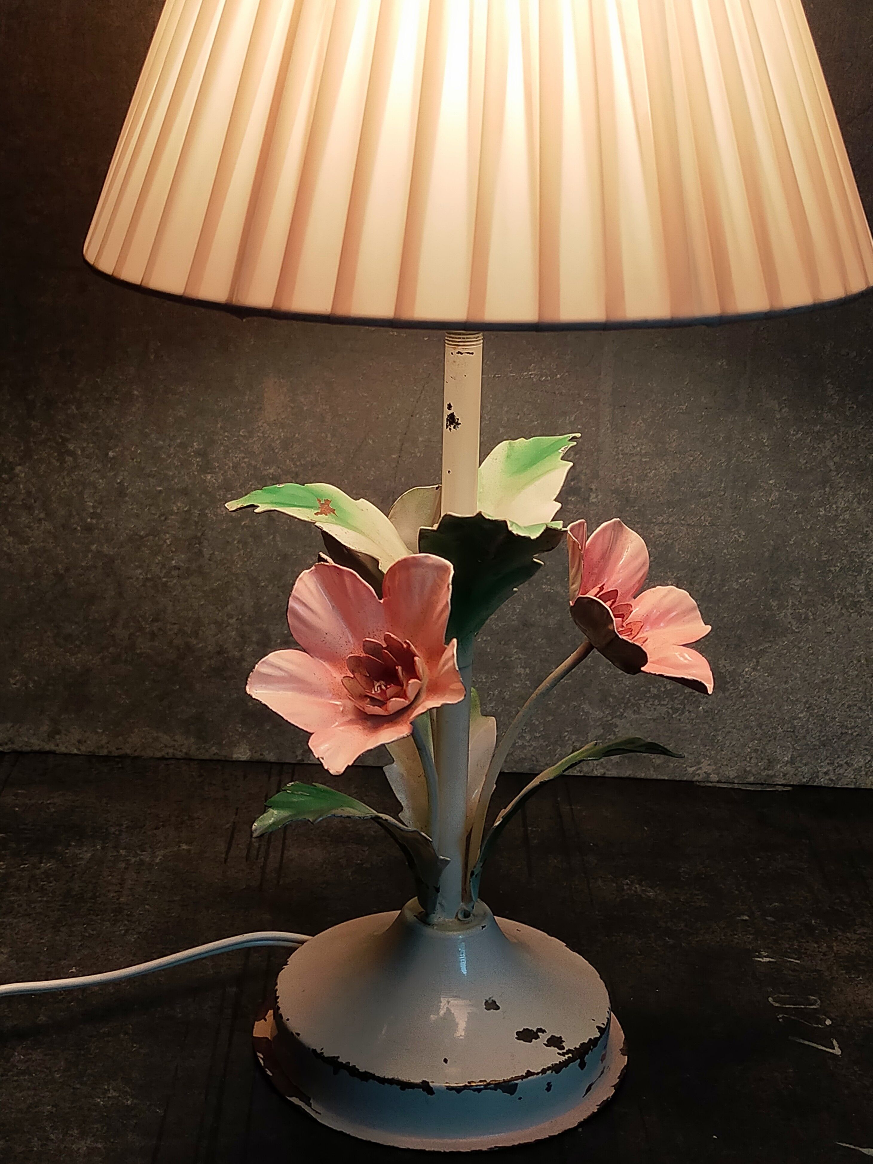 Bouquet lamp to table in vintage painted sheet vinyl lampshade