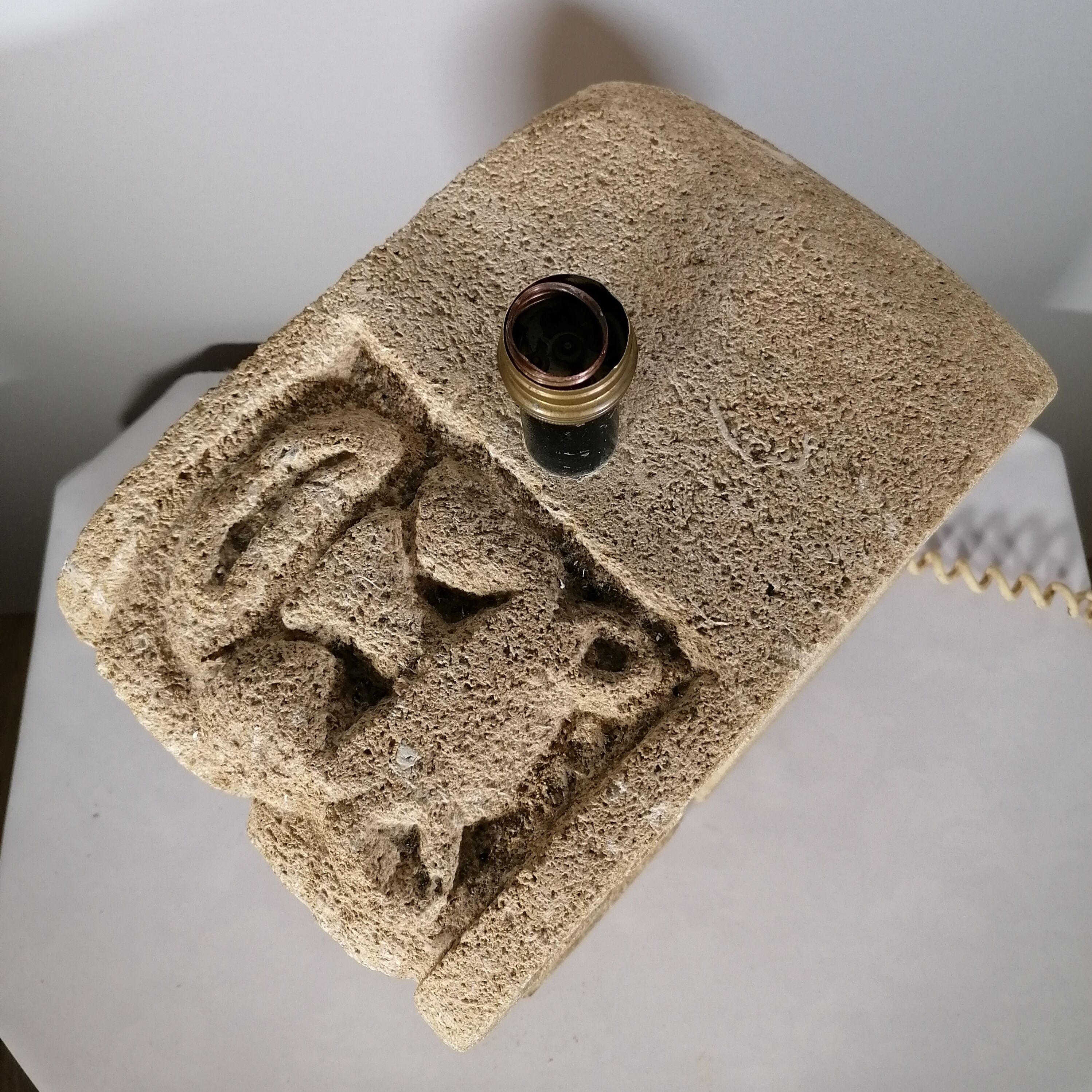 Lampe en calcaire sculpté, 1976