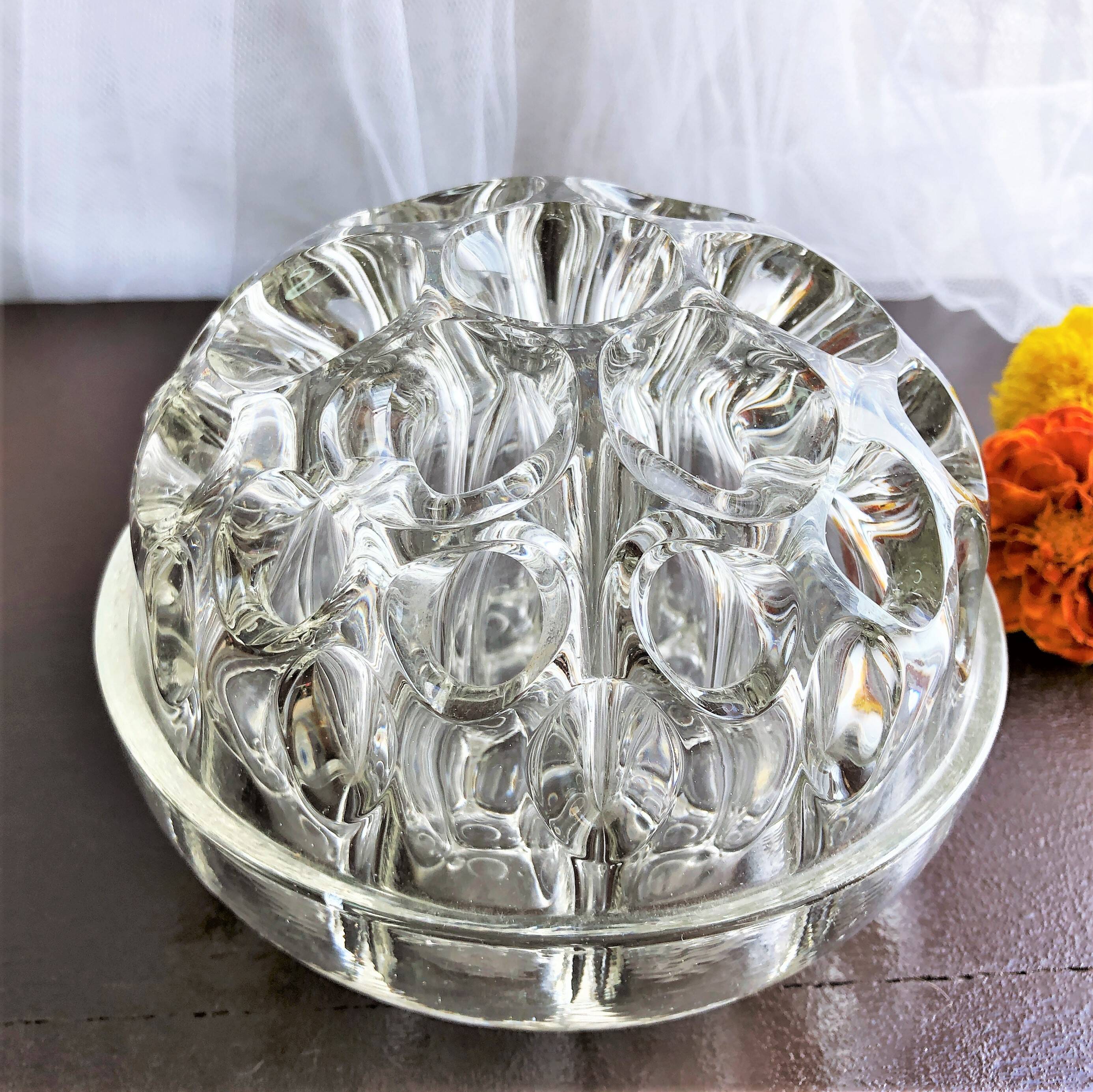 Vase pique-fleurs boule en verre épais à 19 trous France vintage