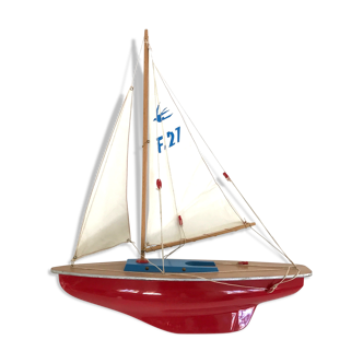 Maquette flottante de voilier