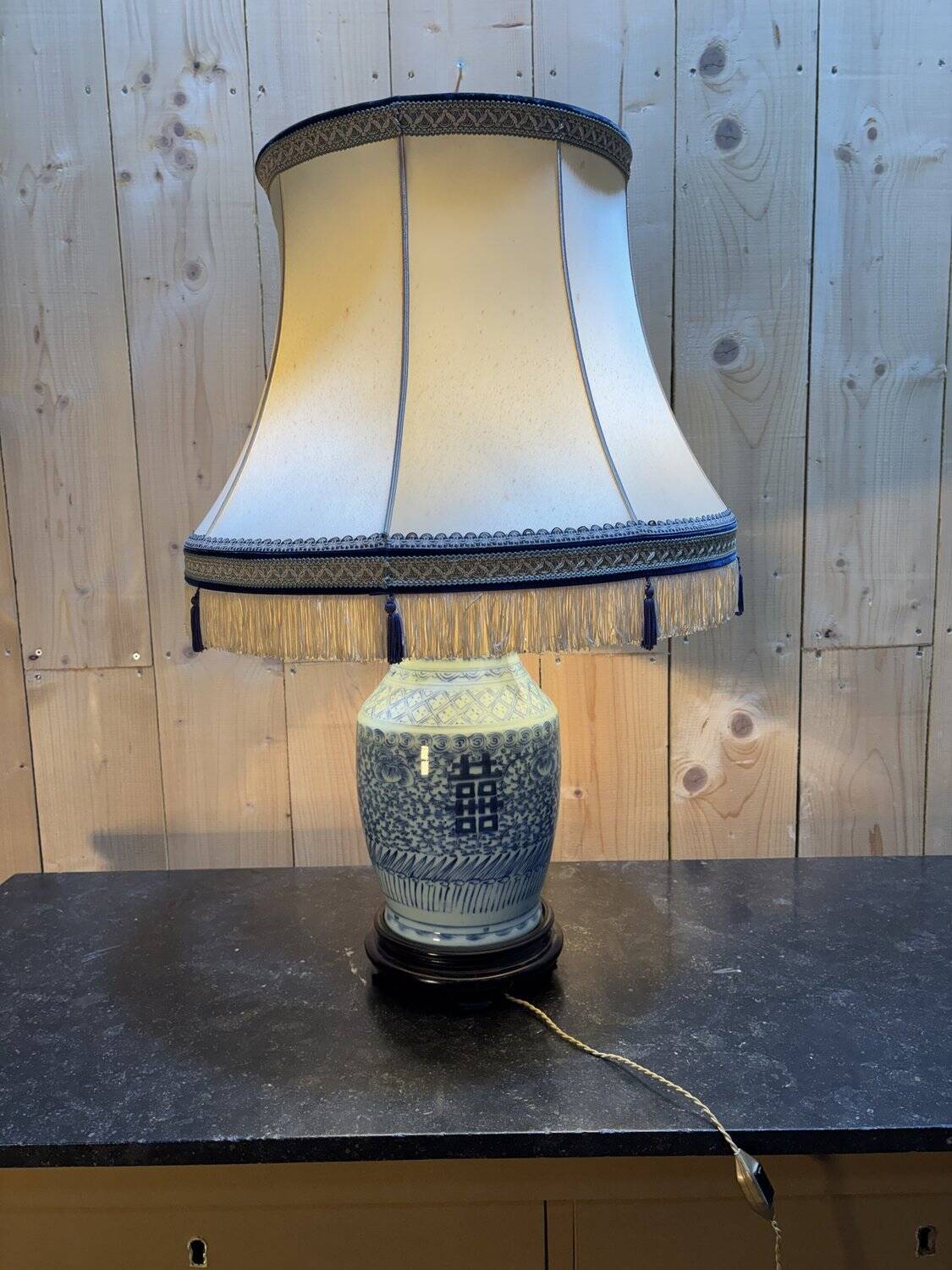 Enamelled porcelain lamp