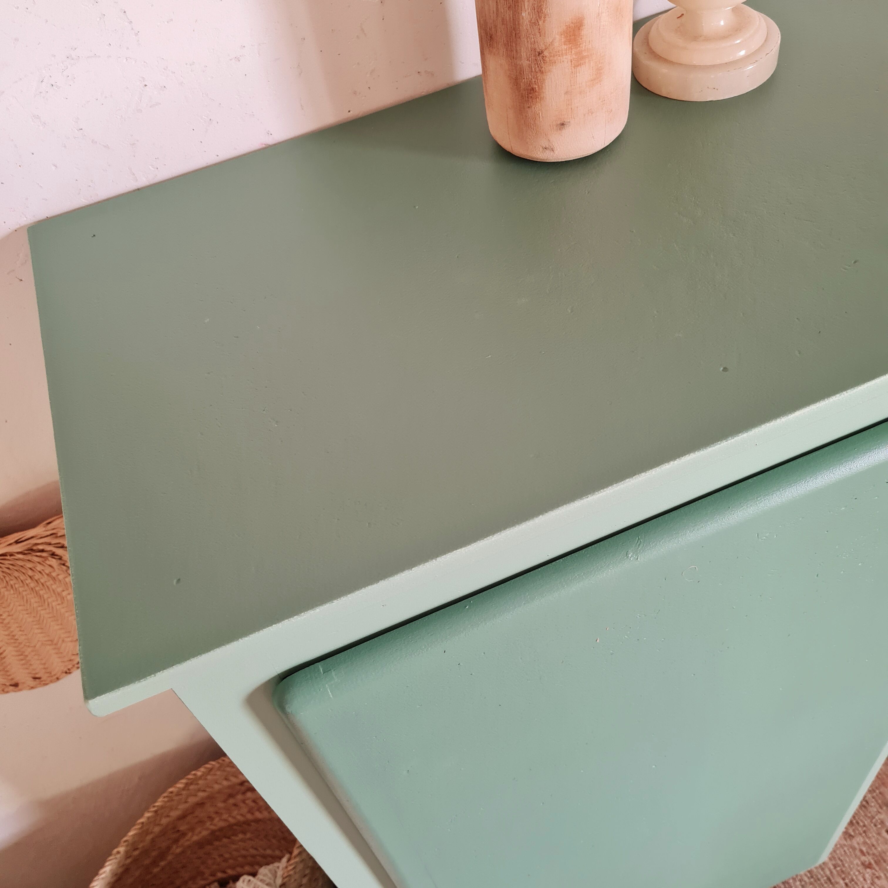 Cabinet bonnetière renovated green interior flowered