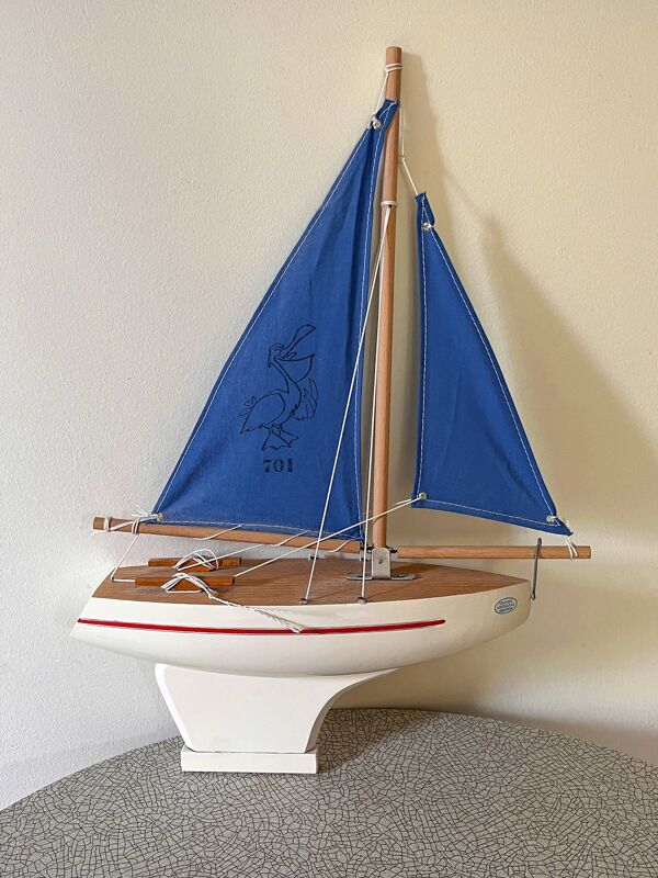 Voilier de bassin de la marque Tirot modèle 701, jouet vintage en bois