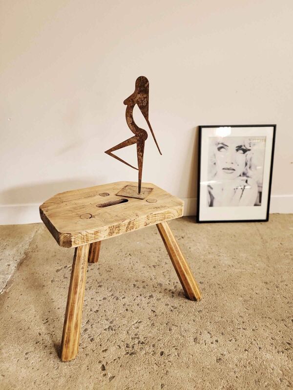 Petit tabouret brutaliste en bois