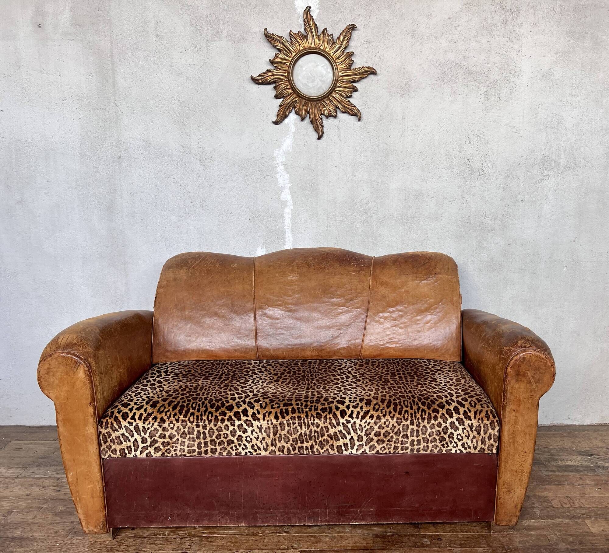 Canapé club Art Déco en cuir et motif léopard