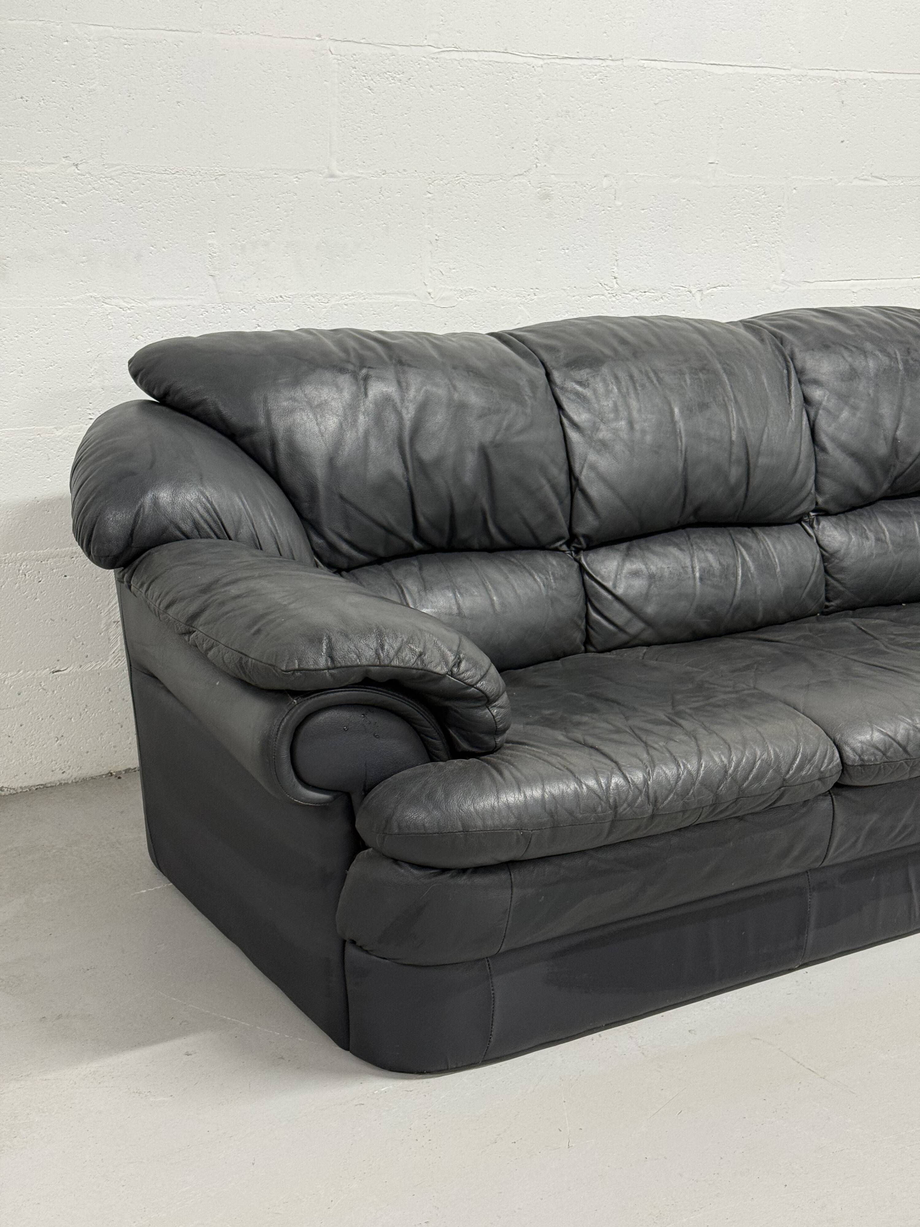 Canapé en cuir noir — design postmoderne