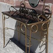 Coiffeuse et chaise en métal doré et opaline.