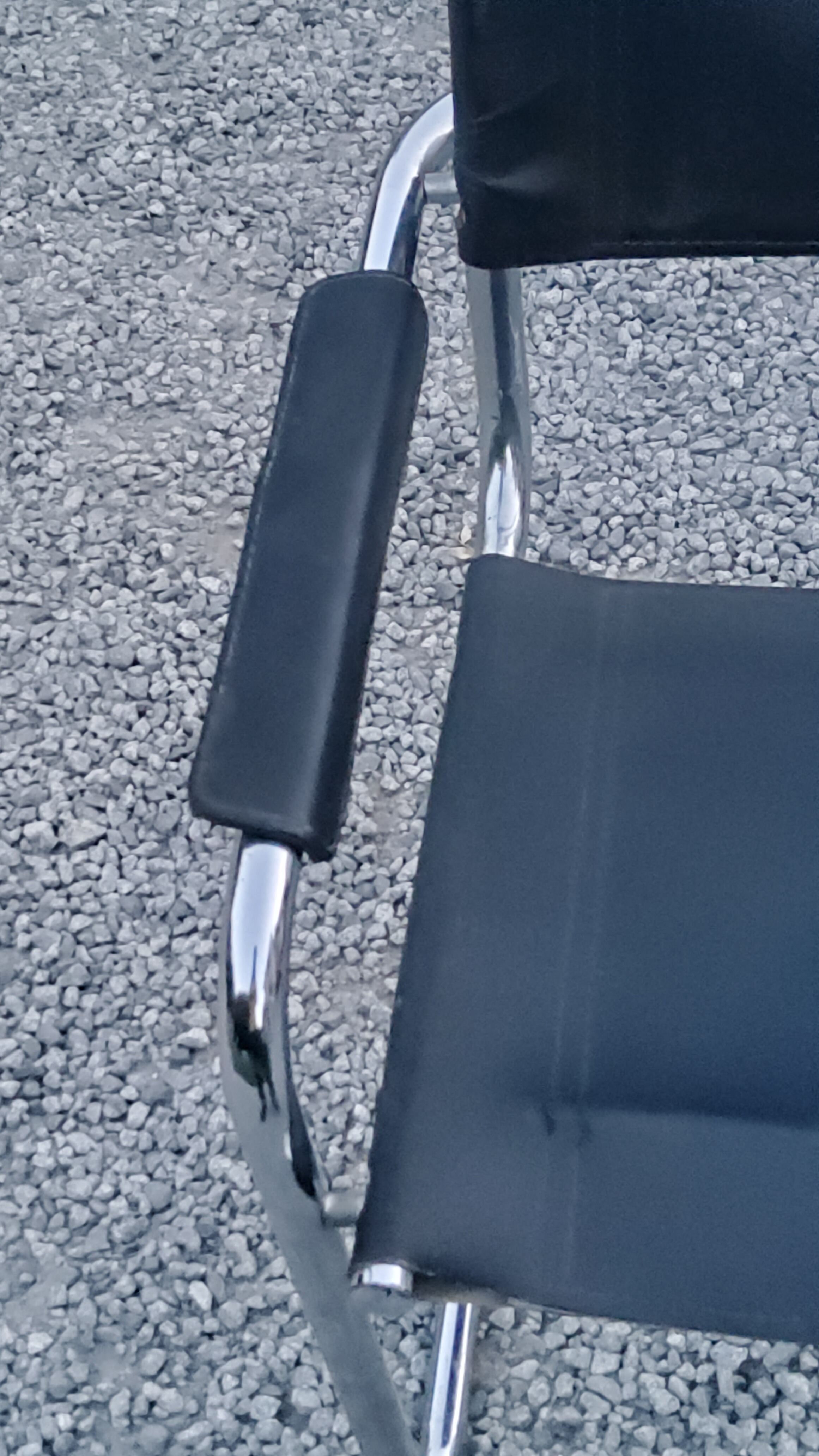 Fauteuil style MG5 tubes chromés assise et dossier cuir noir