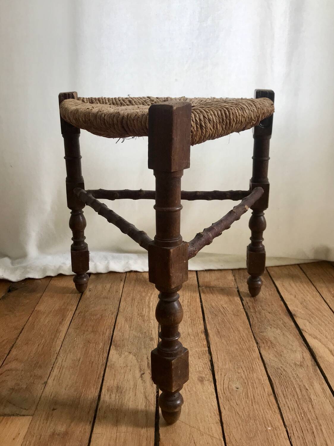 Old Provençal-style mulched tripod stool