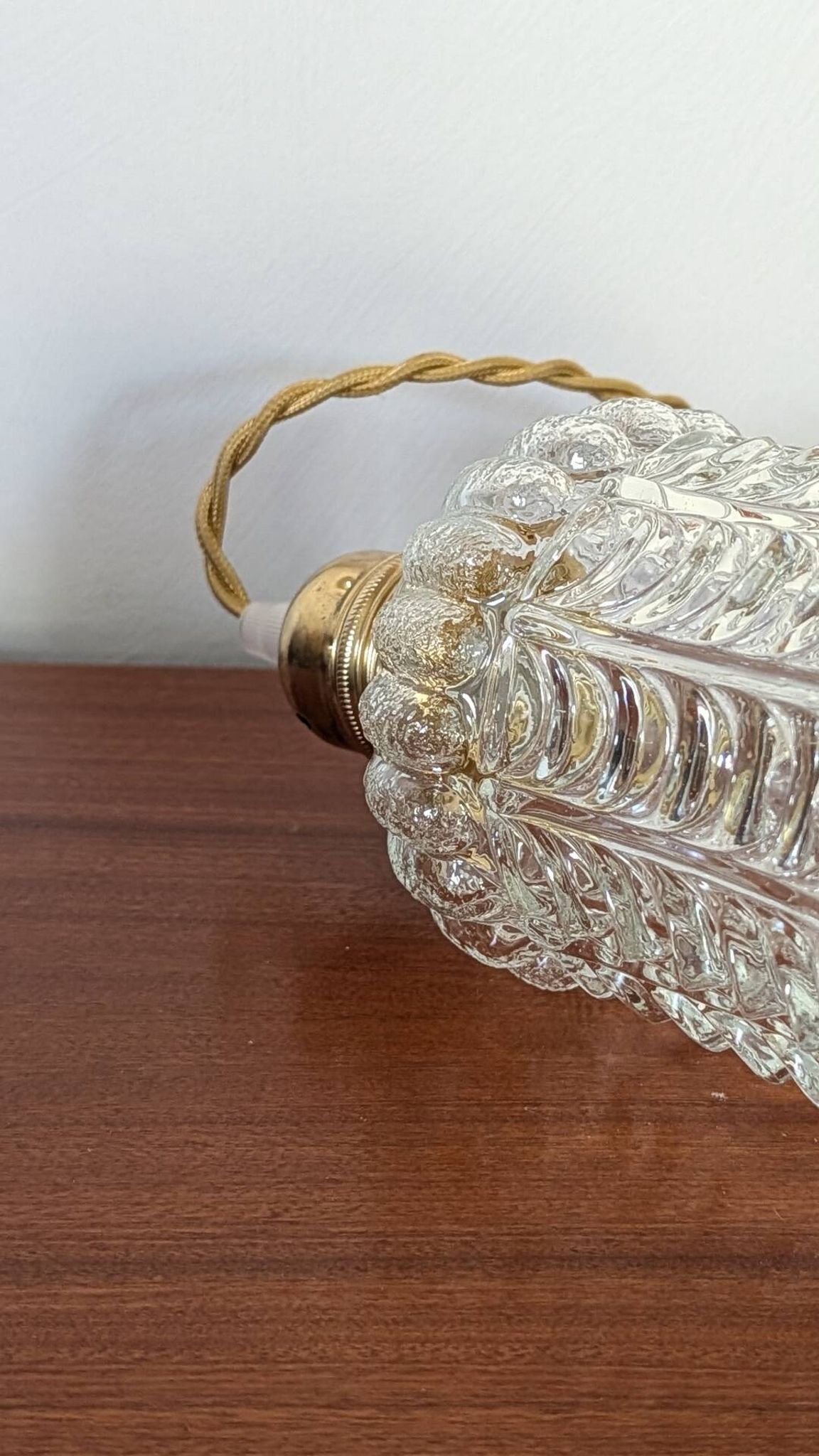 Suspension en verre moulé transparent – motif corolle