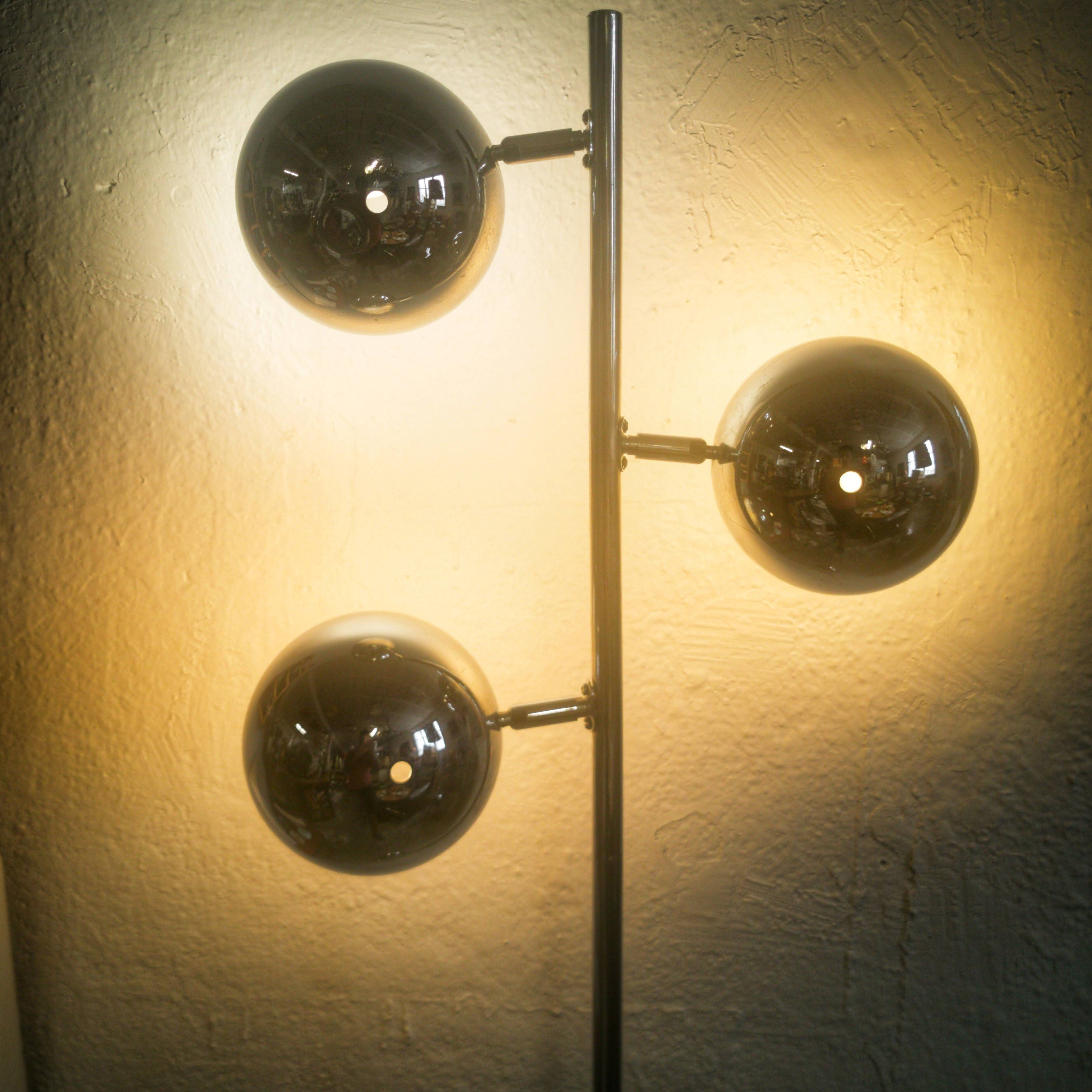 Lamppost "eye ball" foot tulip