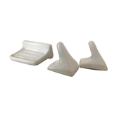 2 patères and white porcelain soap holder