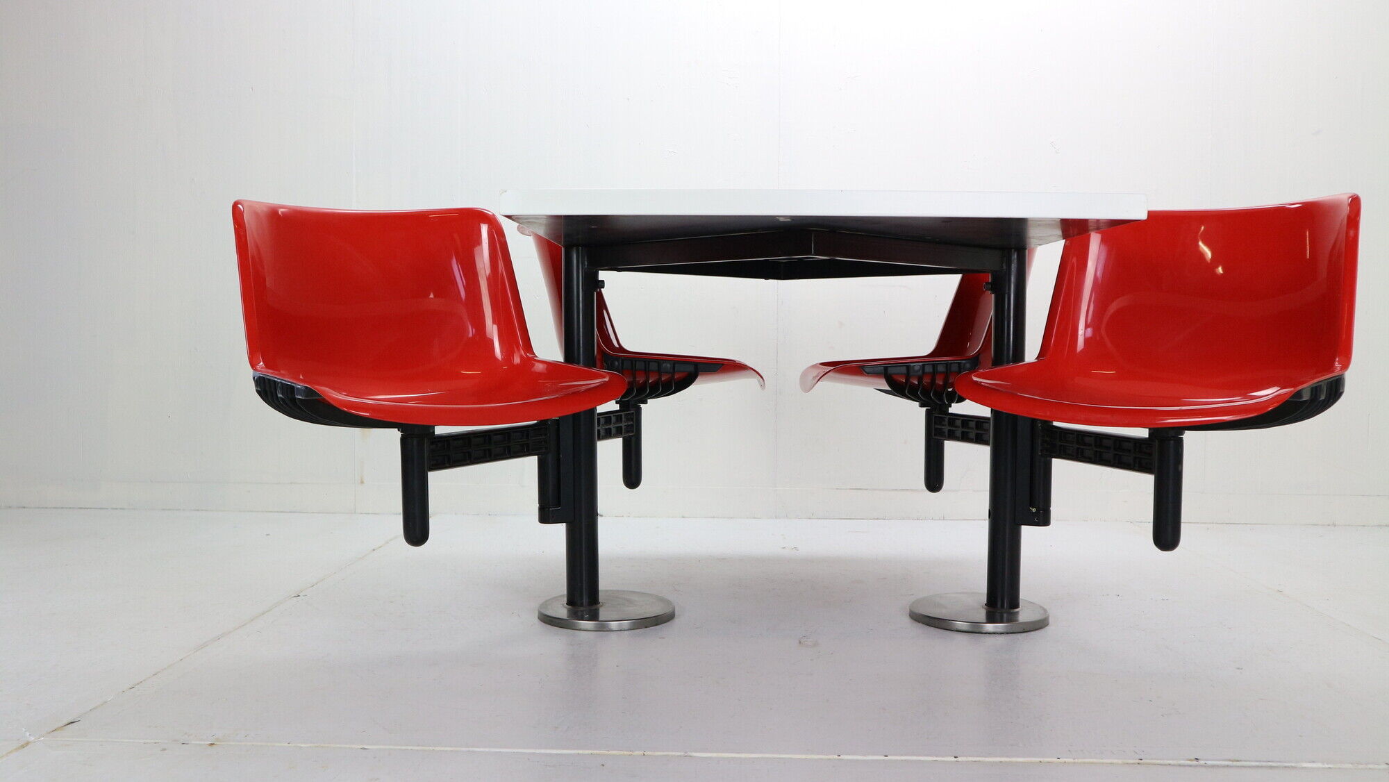 Osvaldo Borsani contemporary table and 4 build in chairs for Tecno, 1970s