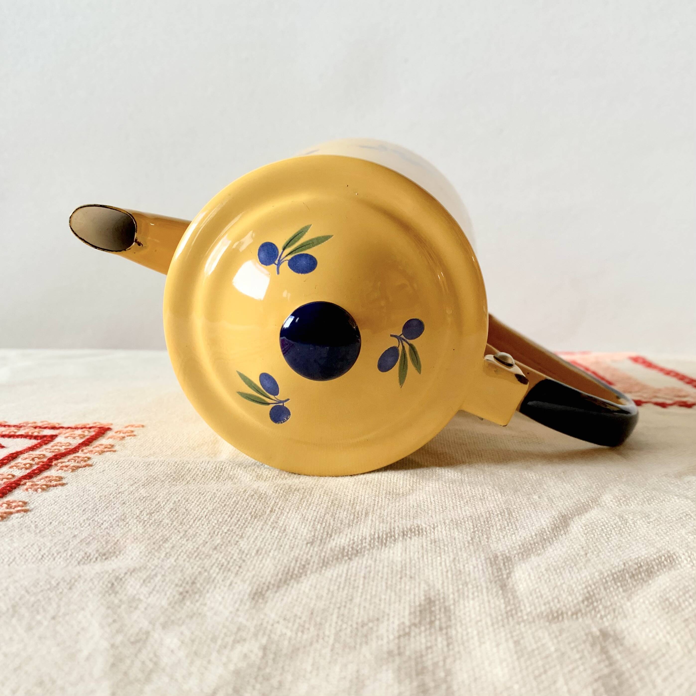 Old coffee maker in yellow enameled sheet metal - olive decor