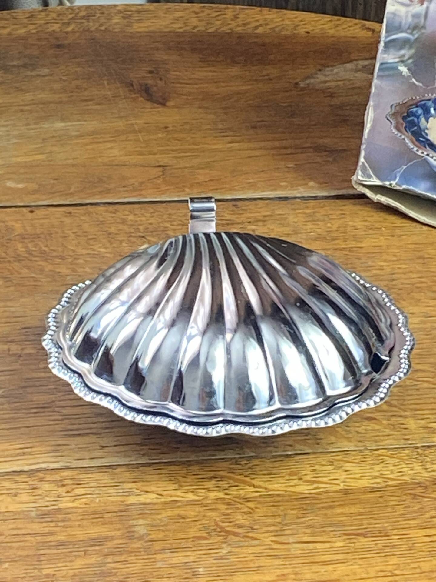 Shell-shaped butter dish in stainless steel and blue glass