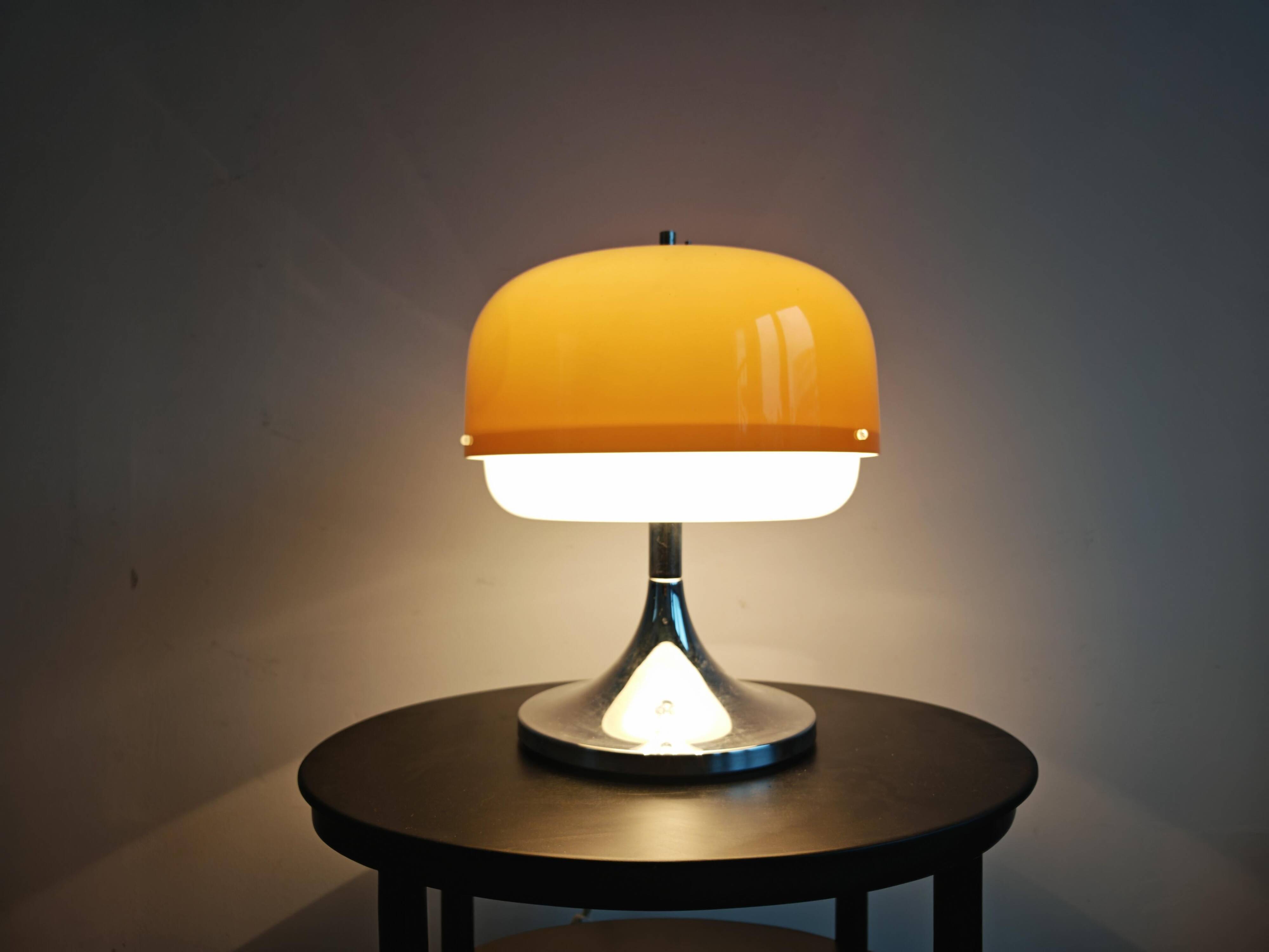 Lampe de table Mid Century Modern "Medusa" Luigi Massoni pour Harvey Guzzini