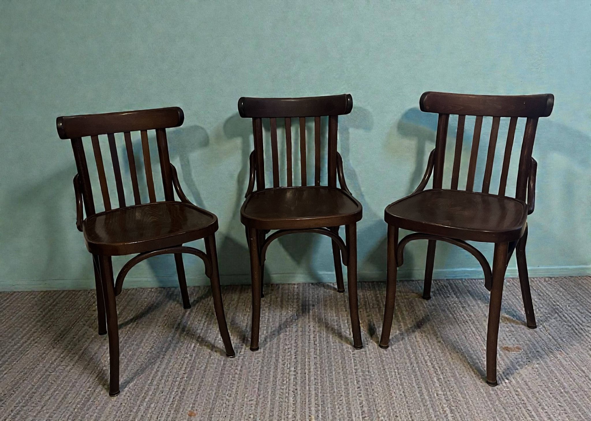 Série de 3 chaises bistrot en bois vintage vers 1950