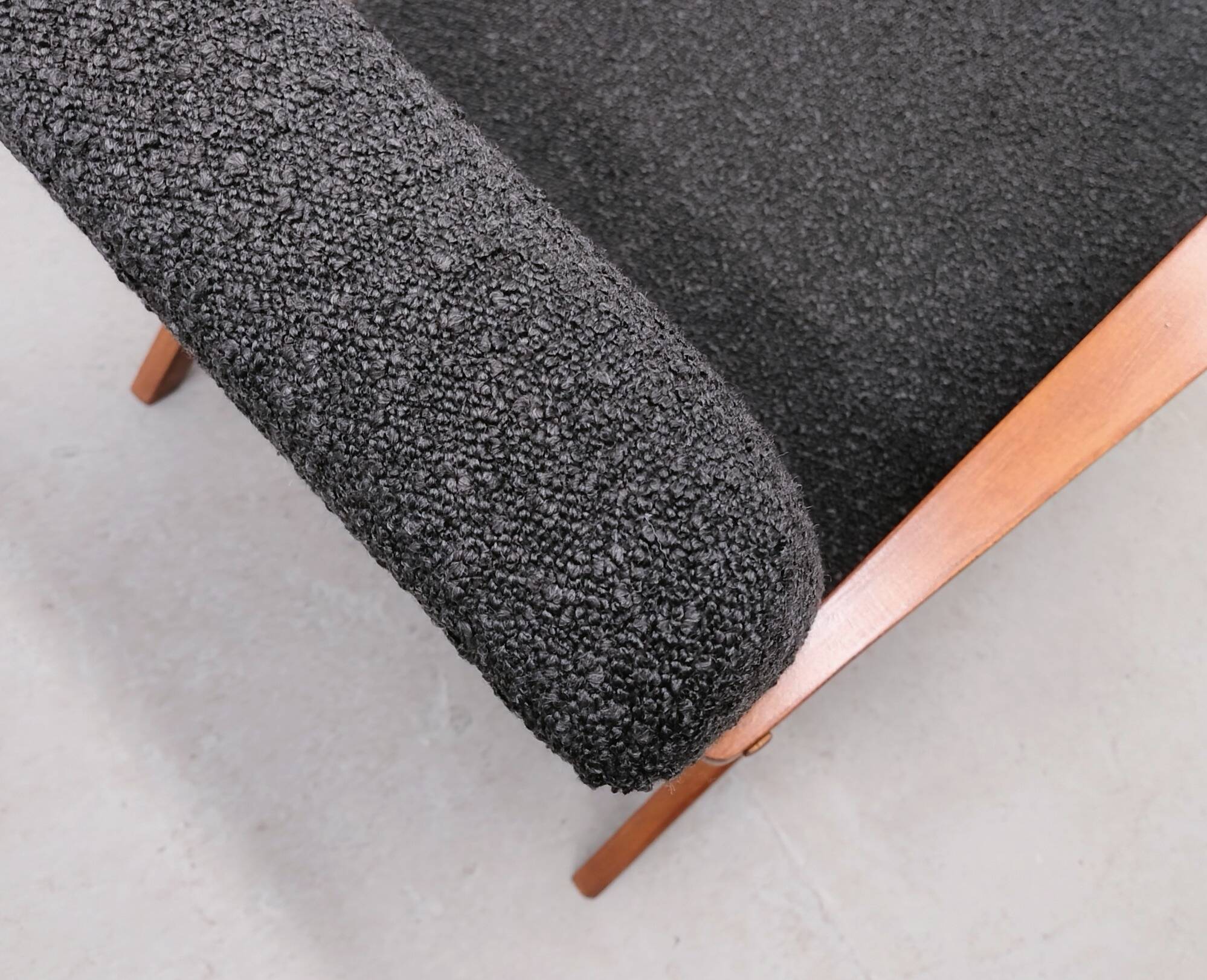 Mid-Century Easy Chair, Model B 310 Var, in Black Shield