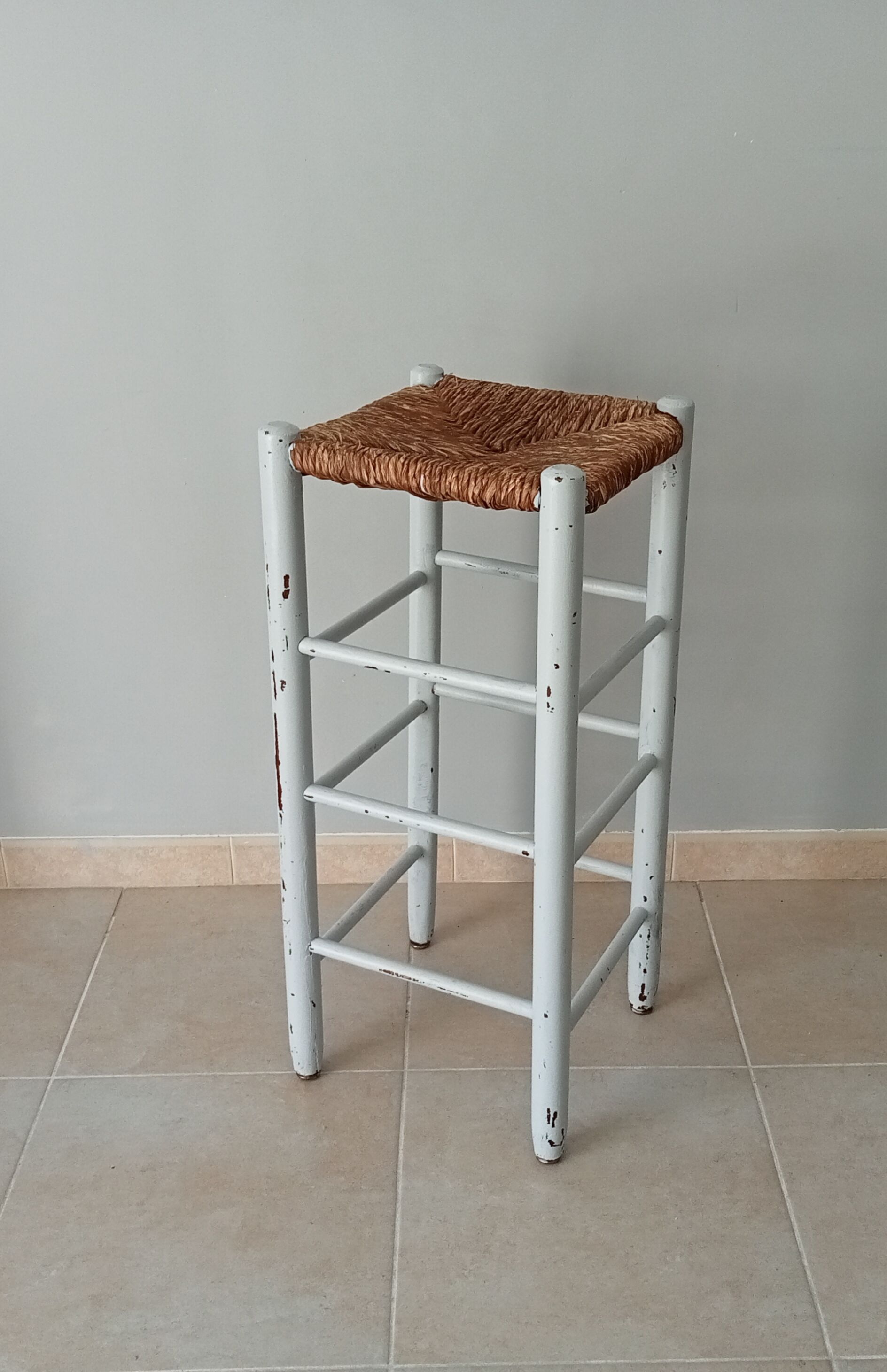 Antique stool high mulched