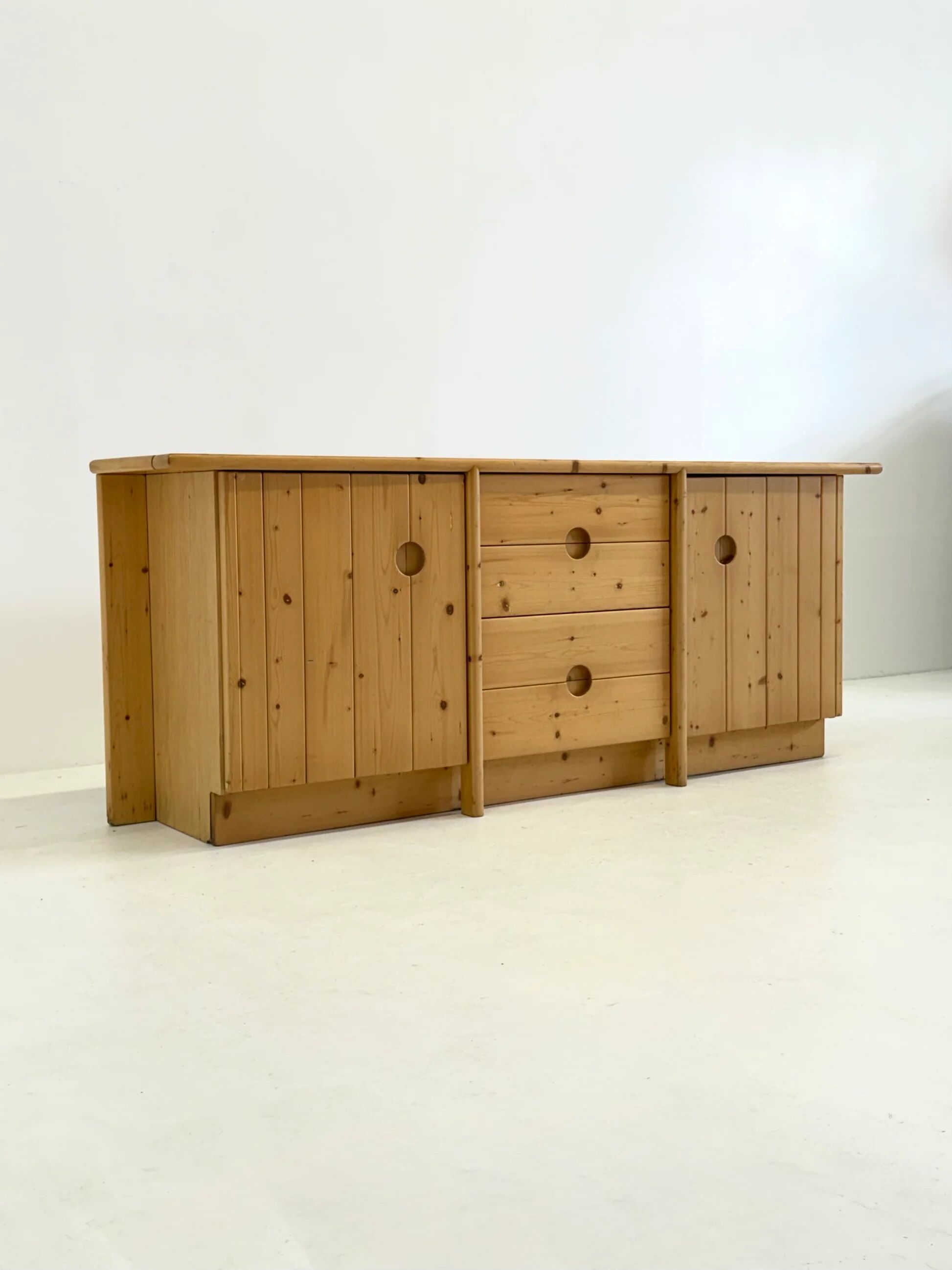 Buffet en pin par Charlotte Perriand pour Les Arcs