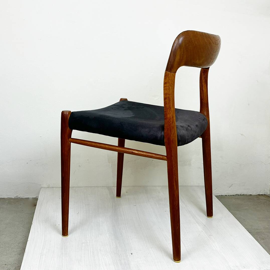 A beautiful pair of modern Scandinavian dining chairs in teak, model 75 by Niels Otto Møller.