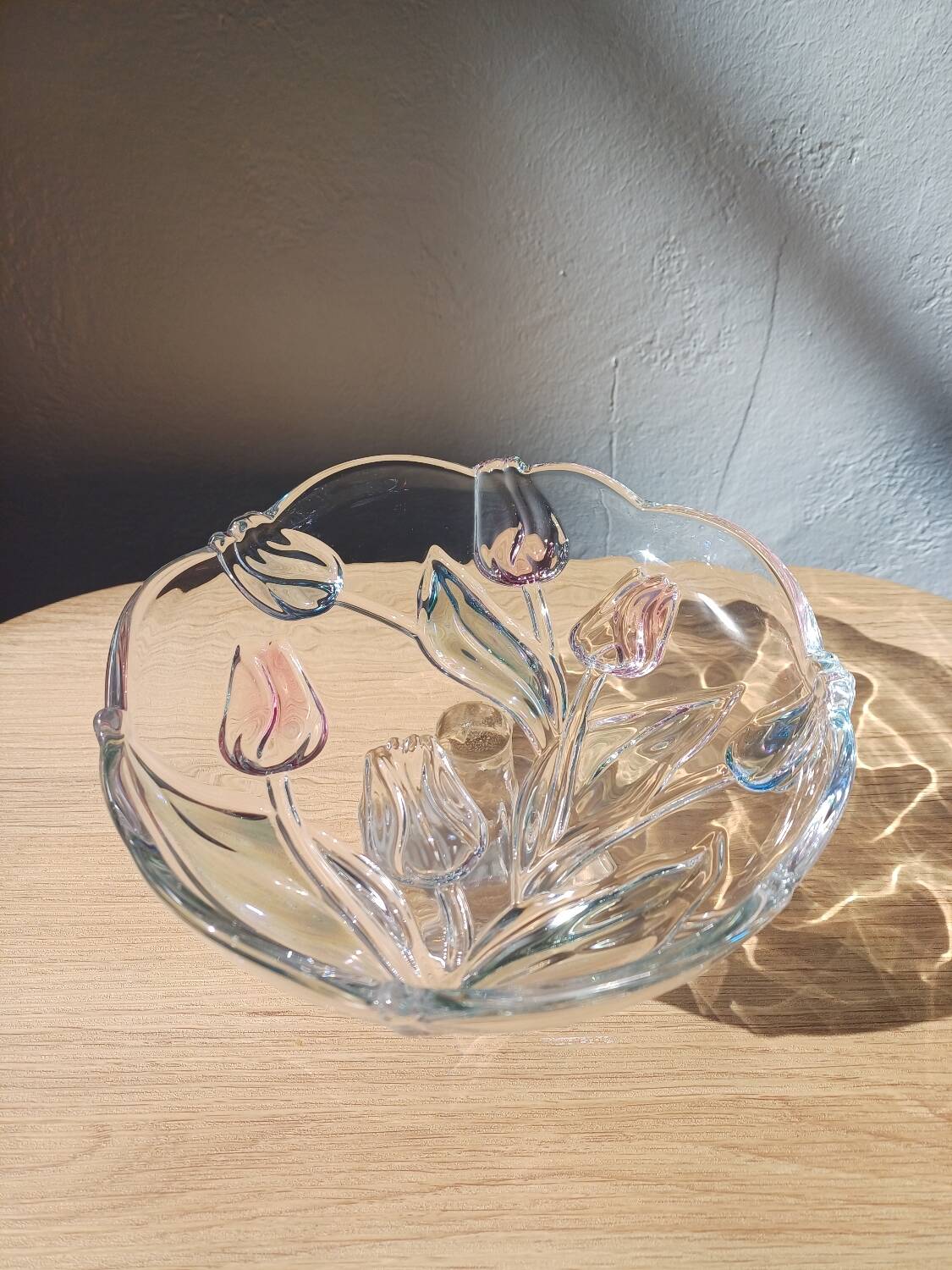 Bol sur pied en verre Mikasa avec tulipes roses et bleues