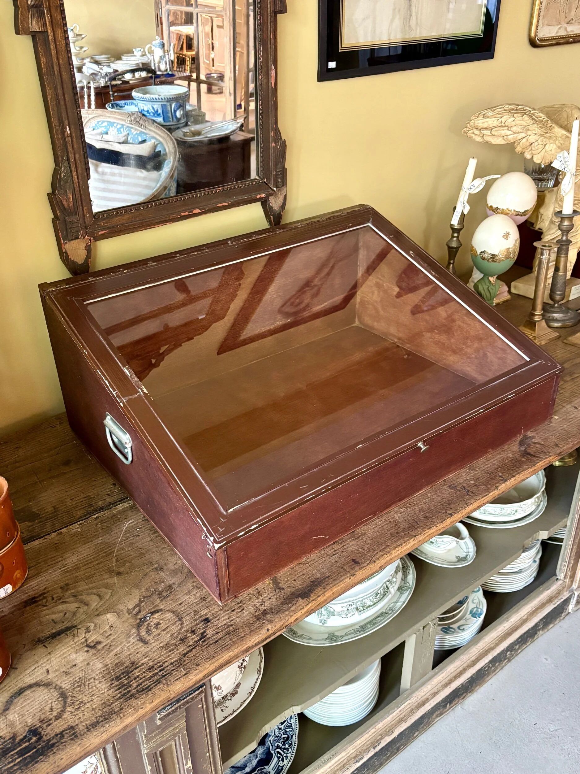Vitrine de présentation en bois foncé et verre
