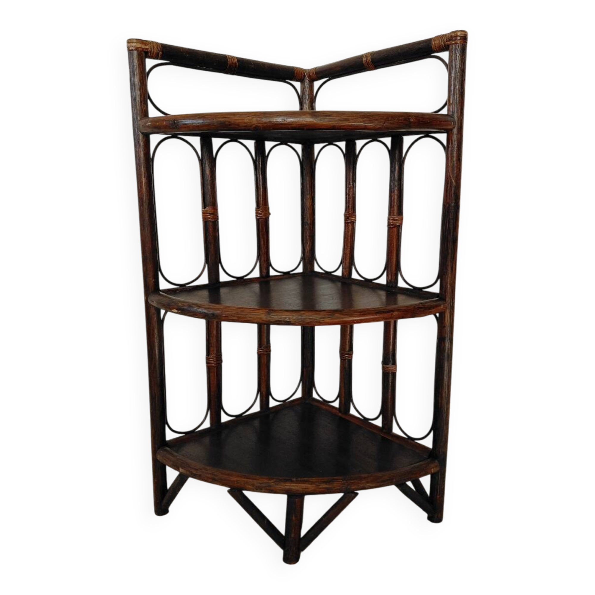 Corner shelf in rattan