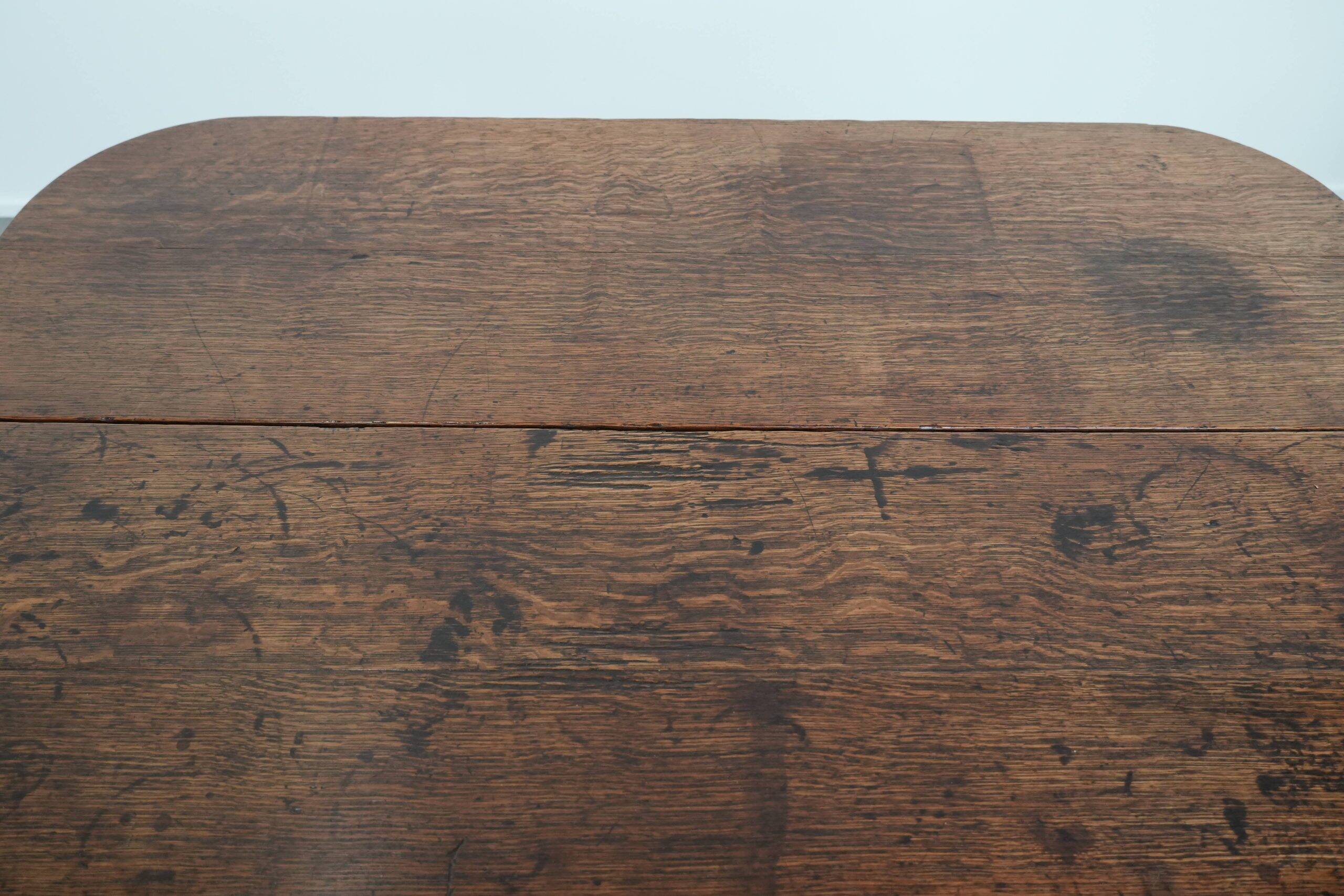 Charming antique English drop-leaf dining table made of oak from the late 19th century