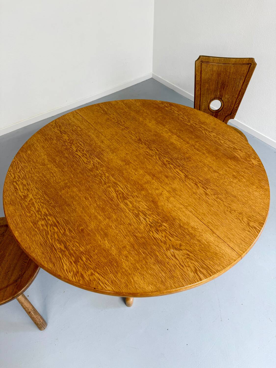Antique round Scandinavian dining table from the 70s with 1 solid wood extension
