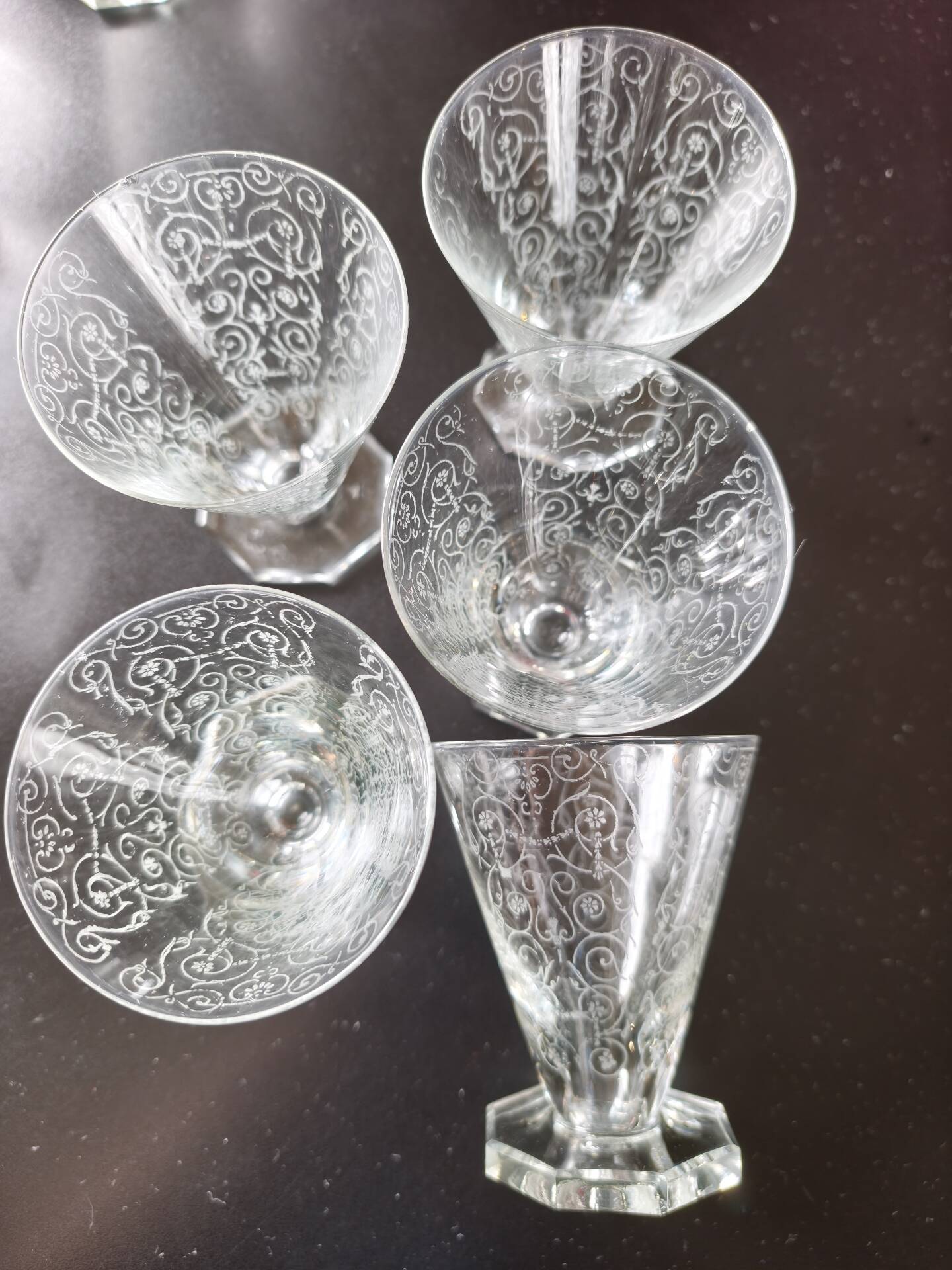 Lot de 34 magnifiques verres en cristal Baccarat