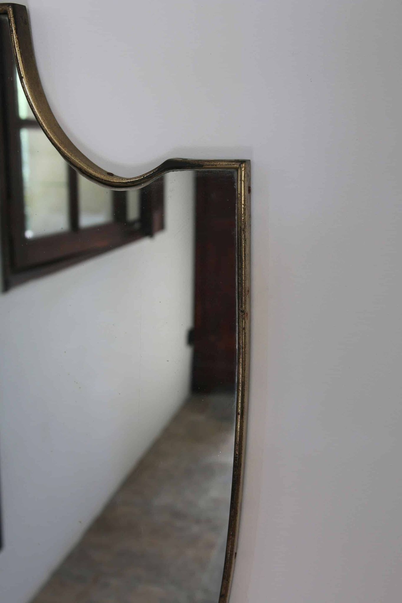 Miroir écusson Mid-Century en laiton, Italie 1950-60