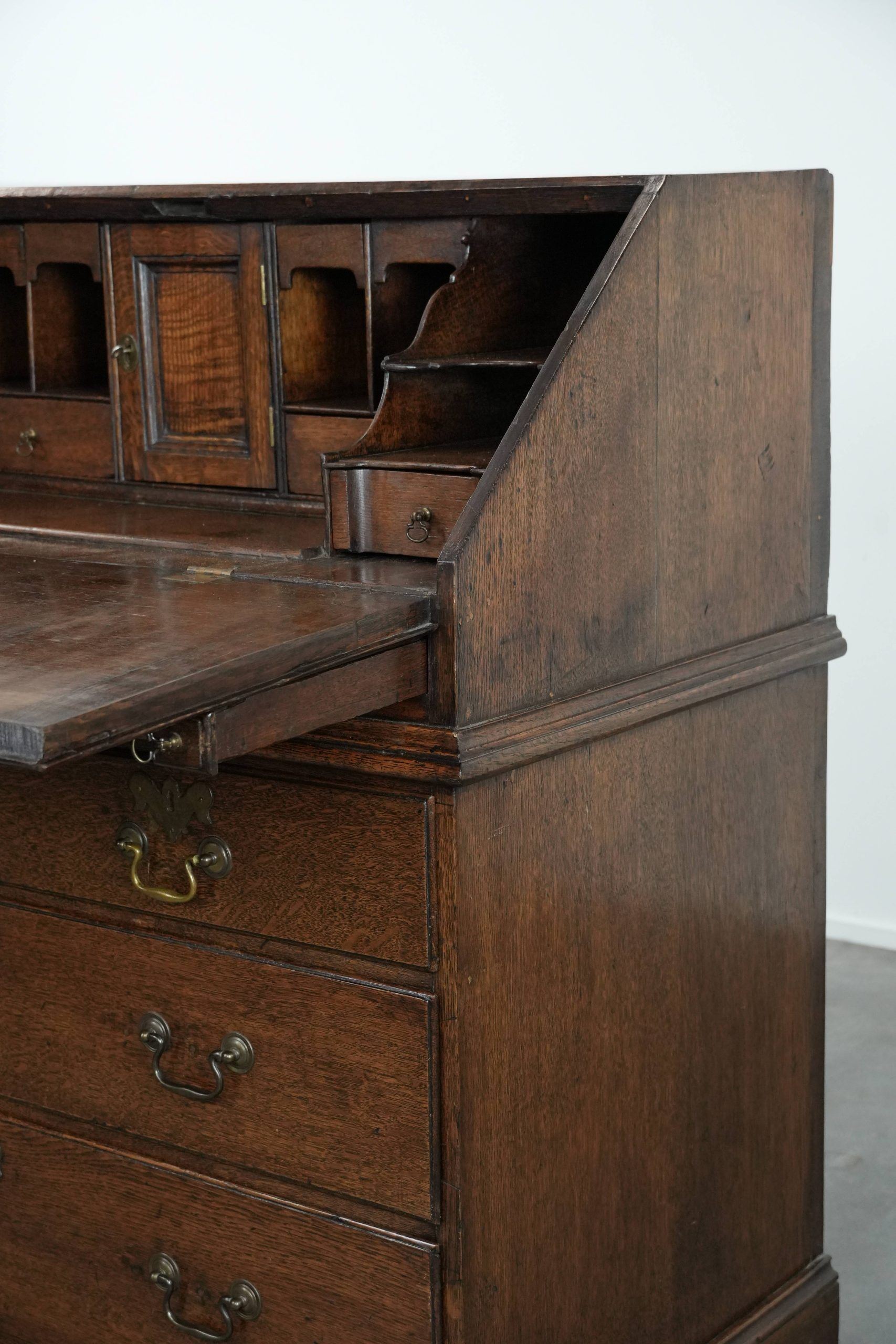 Grand coffre à tiroirs / bureau / coffre en chêne anglais du XVIIIe siècle avec des compartiments secrets et un intérieur en gradins.