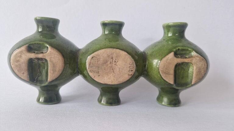 Vase en céramique rare des années 1970, à poser ou à accrocher au mur.