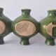 Vase en céramique rare des années 1970, à poser ou à accrocher au mur.